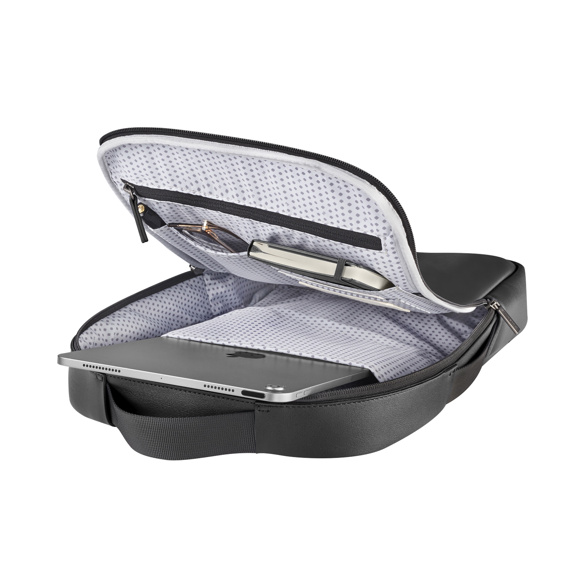 Borsa nera con scomparto aperto contenente tablet, taccuino e occhiali.