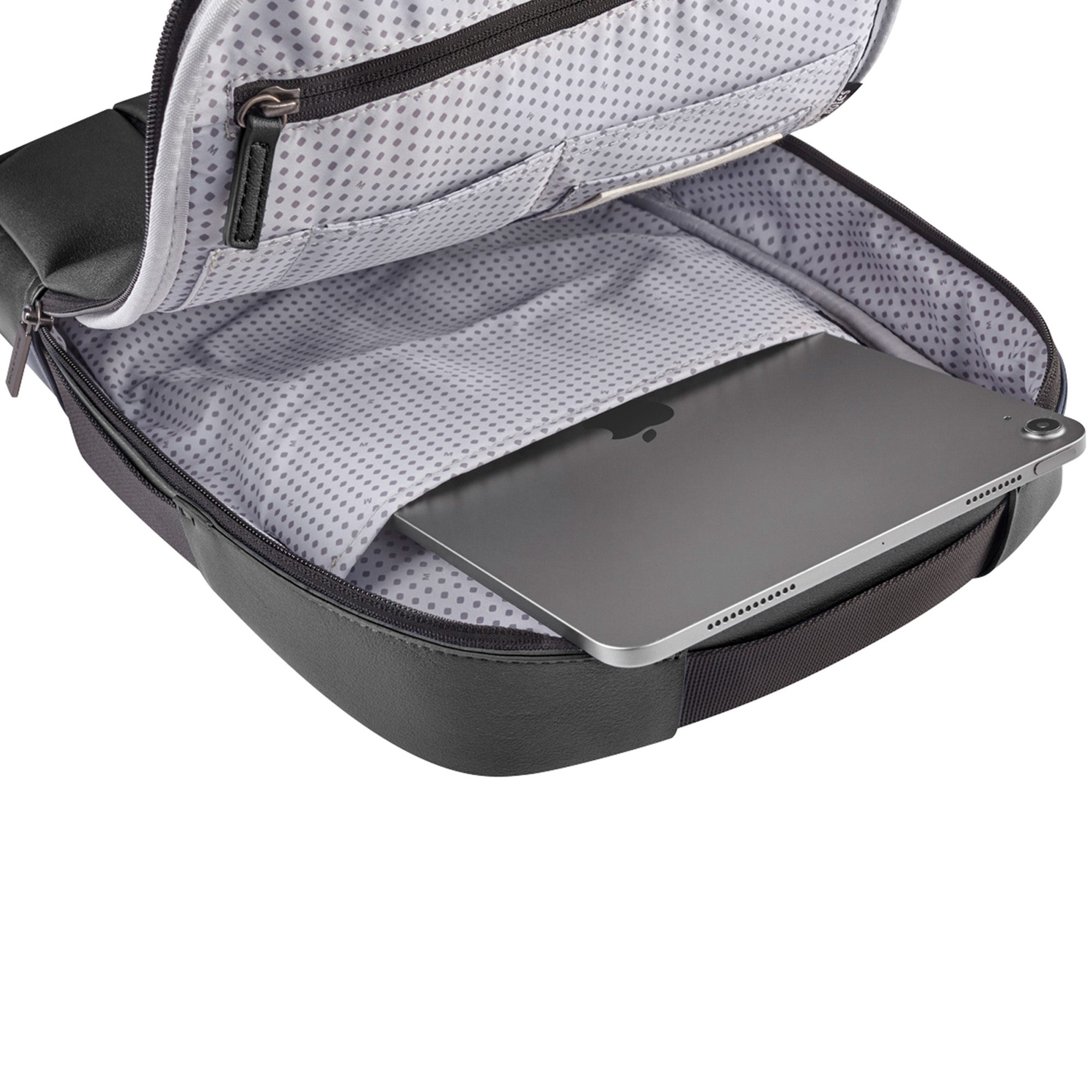Una borsa nera aperta con un tablet nel vano principale.