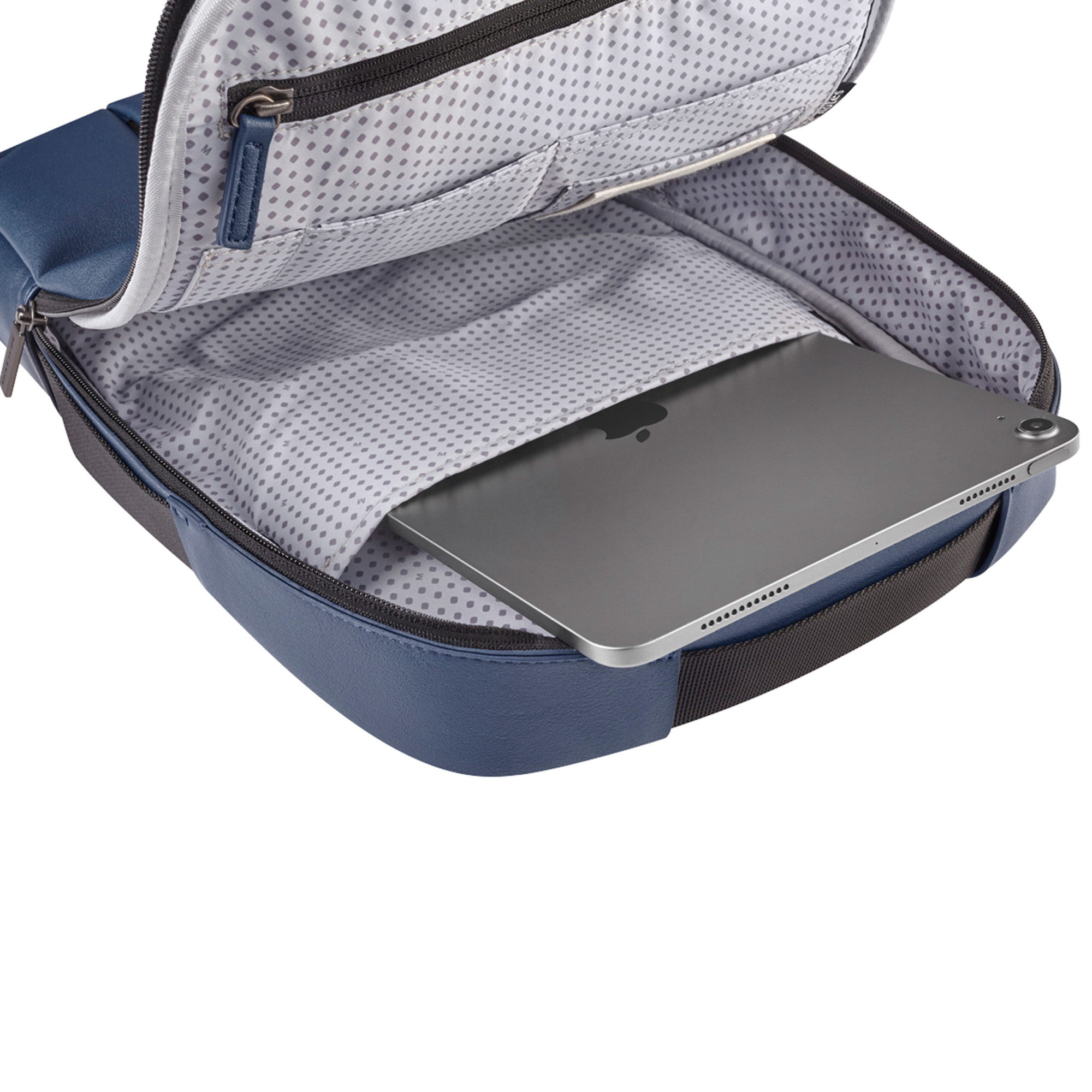 Un tablet è posizionato all'interno di una borsa blu aperta con fodera grigia a pois.