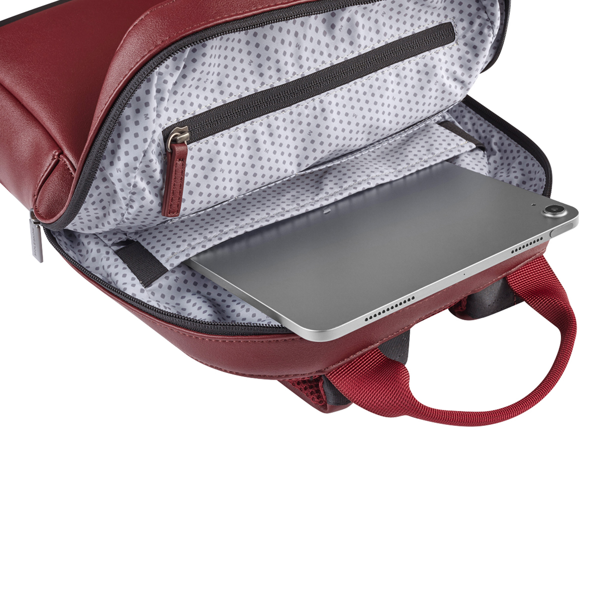 Zaino rosso con scomparto aperto che mostra un tablet argentato.