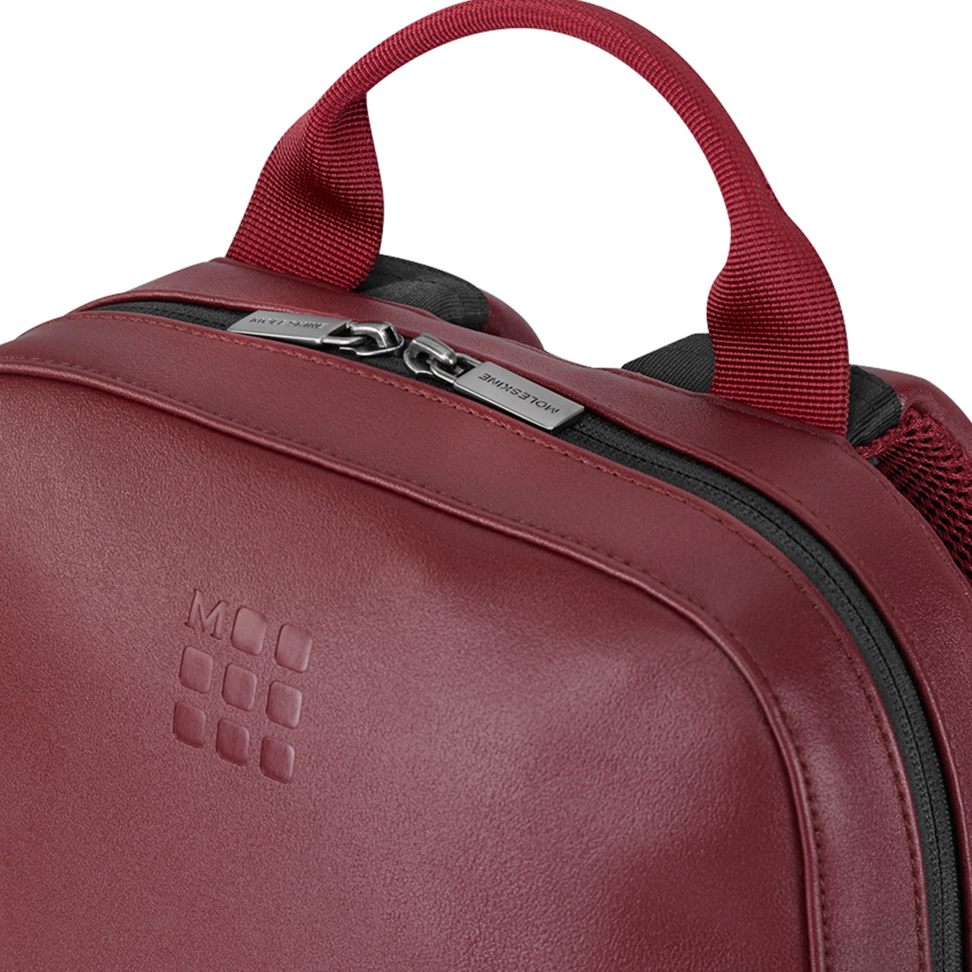 Borsa bordeaux con cerniera e manico. Logo Moleskine in rilievo.