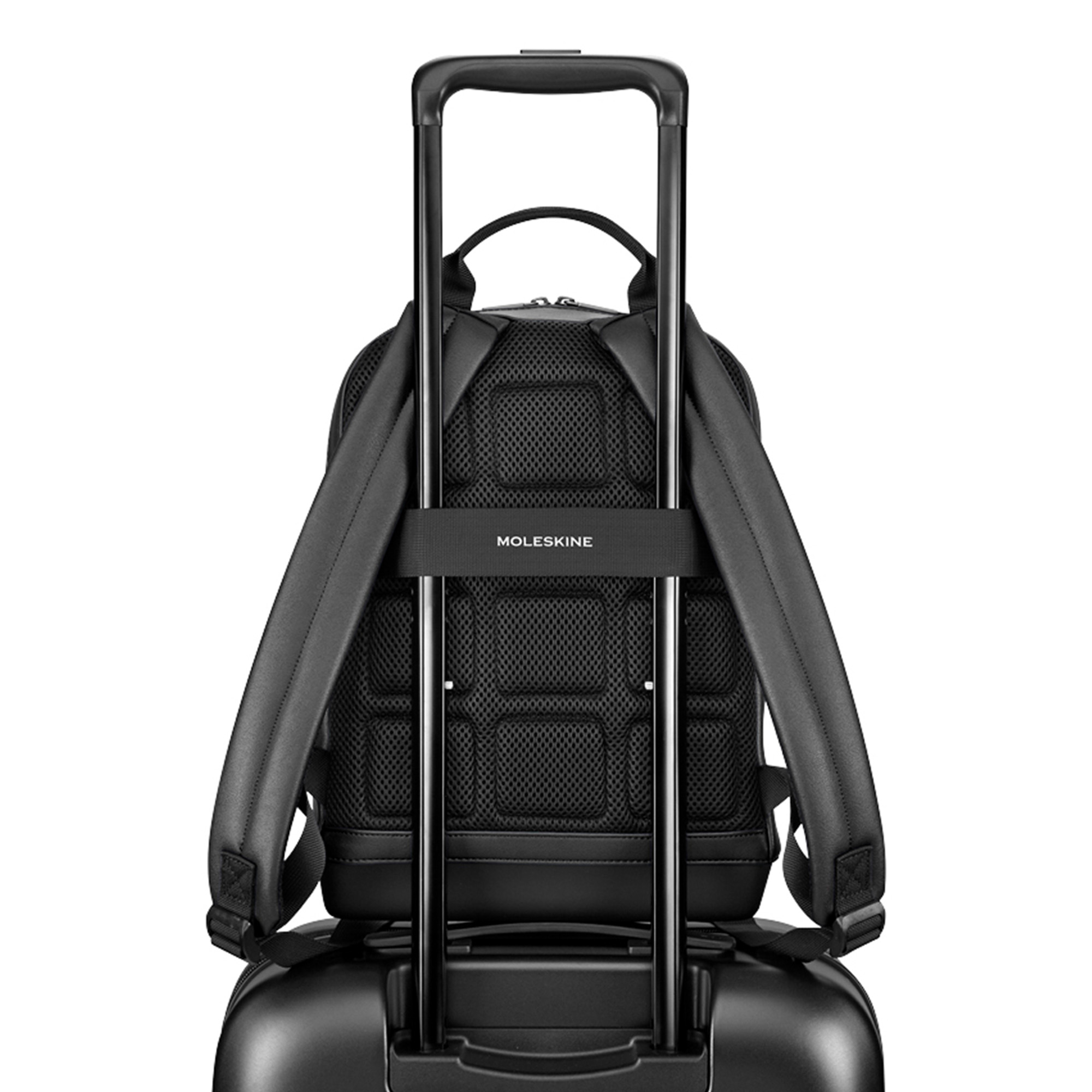 Zaino nero con schienale in mesh, attaccato a un trolley.