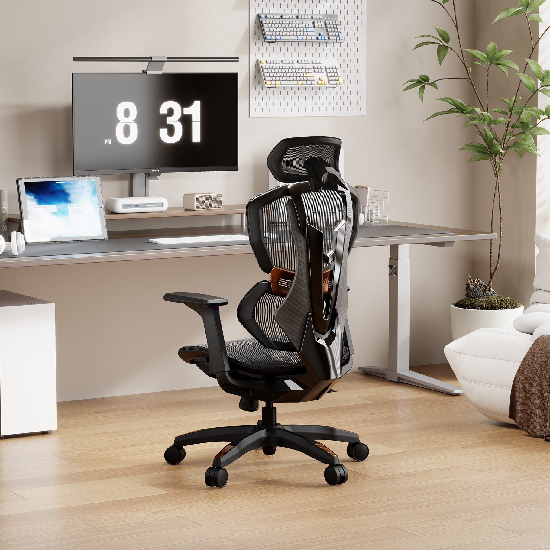 Una sedia da ufficio moderna davanti a una scrivania con monitor, tablet e tastiere.