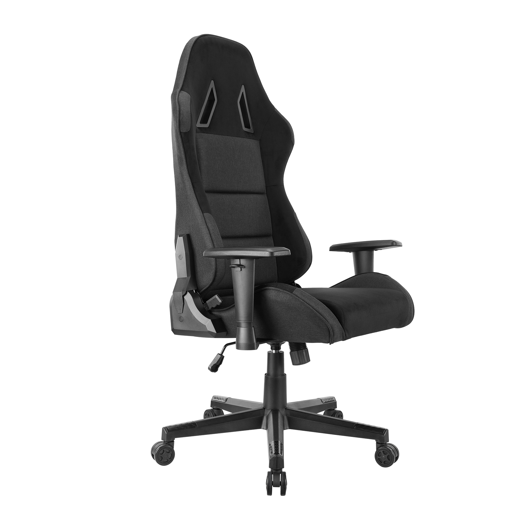 Una sedia da gaming nera con braccioli e ruote su sfondo bianco.