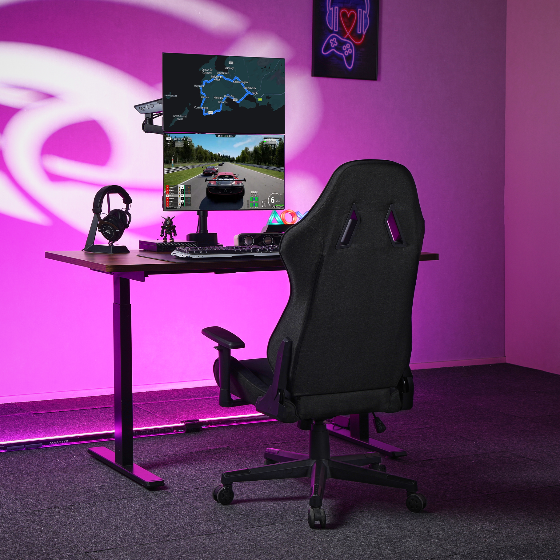 Una postazione da gaming con due monitor, sedia nera e illuminazione viola.