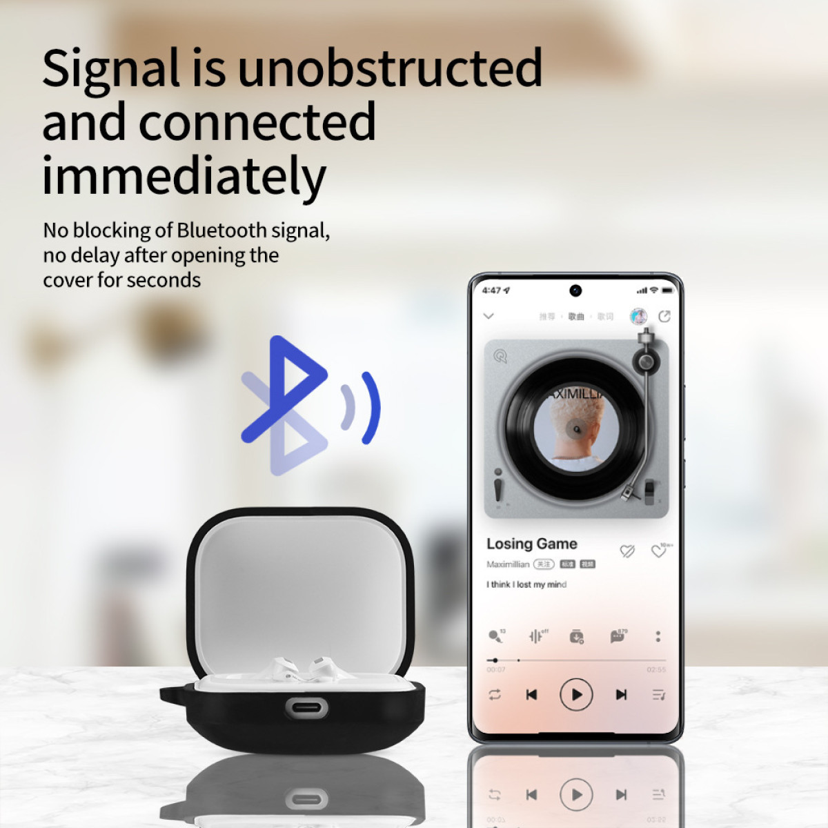 Ein schwarzes Etui mit offenen Ohrhörern, daneben ein Handy mit Musik-App.