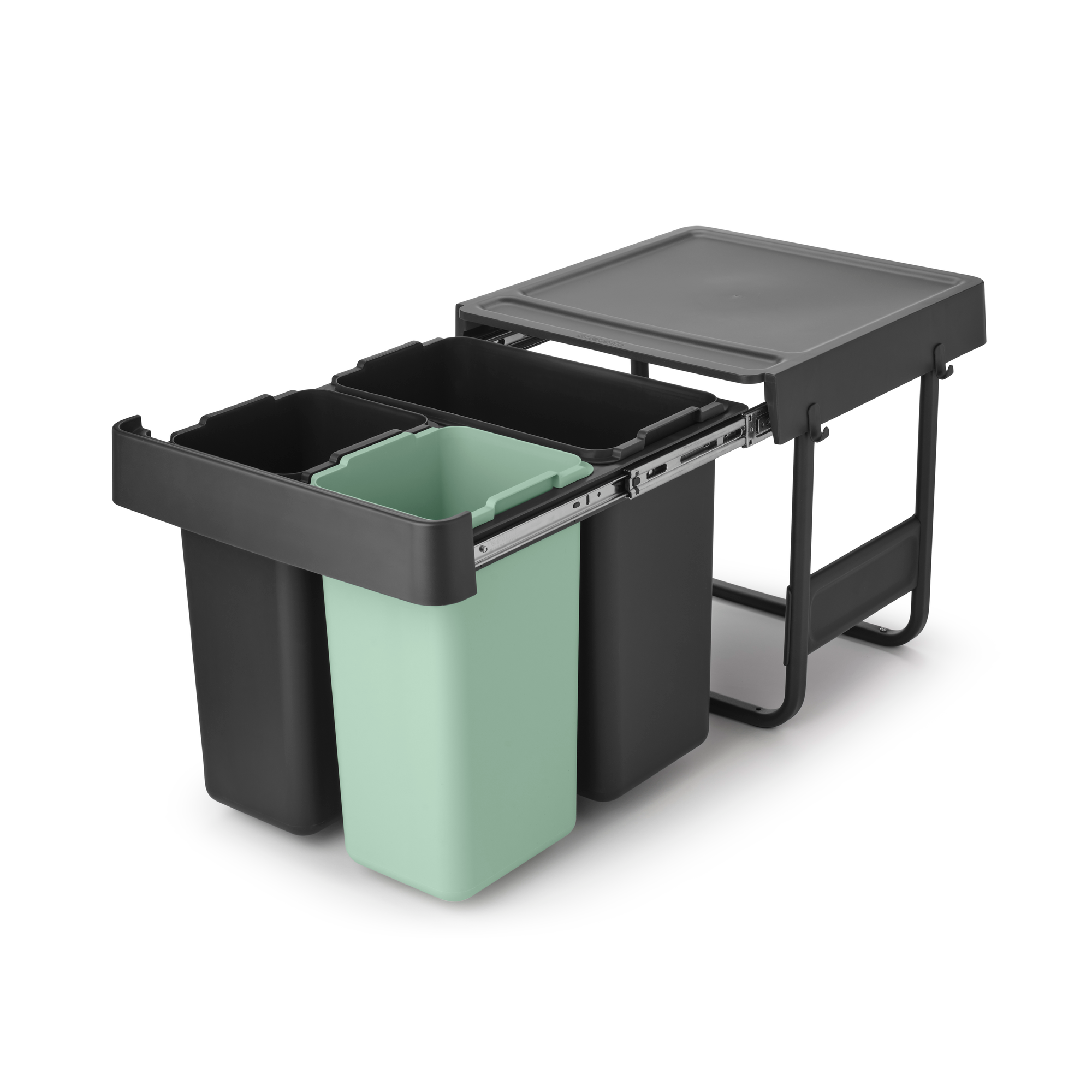 Un trieur de déchets extractible avec trois bacs : deux noirs et un vert.