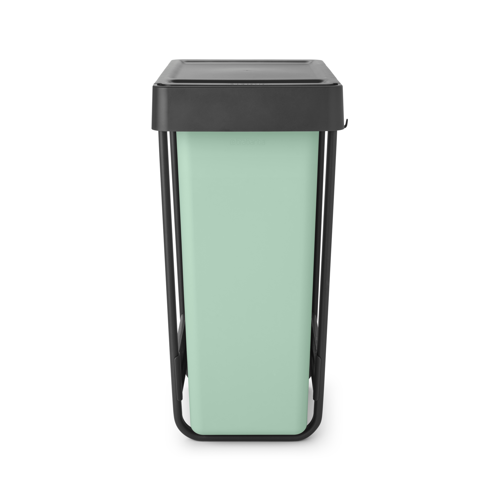 Une poubelle vert menthe avec cadre et couvercle noirs sur fond blanc.