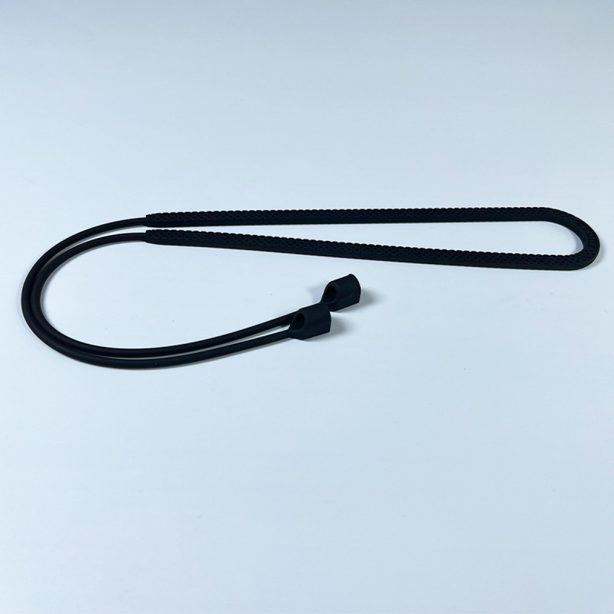 Schwarzes Brillenband mit Kordel und Gummischlaufen auf weißem Hintergrund.