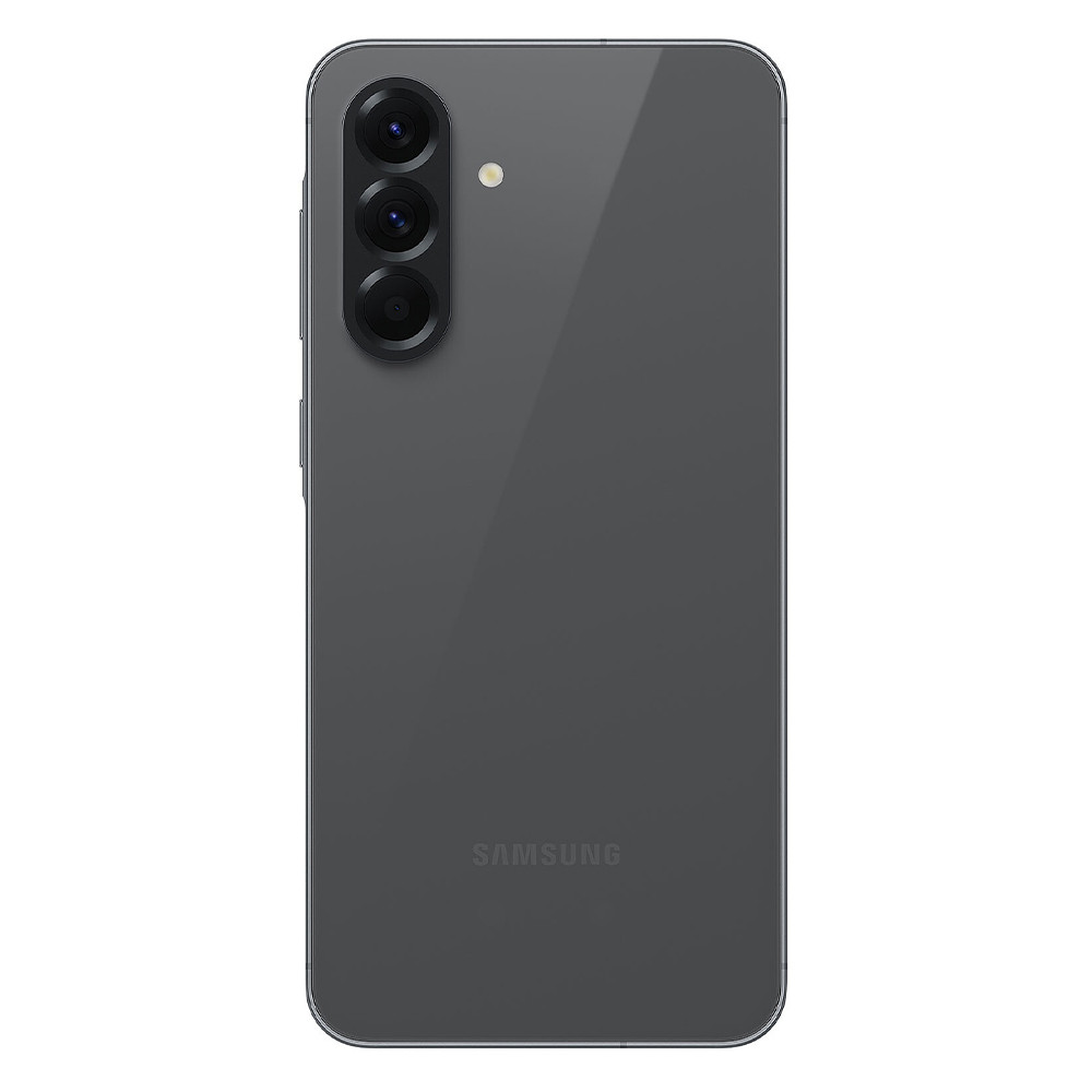 Smartphone grigio scuro con tre fotocamere e un flash sul retro.
