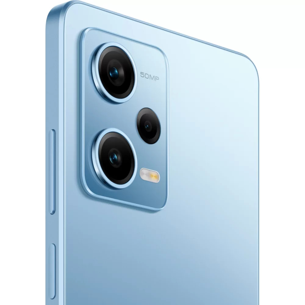 Retro di uno smartphone azzurro con modulo fotocamera 50MP e flash visibili.