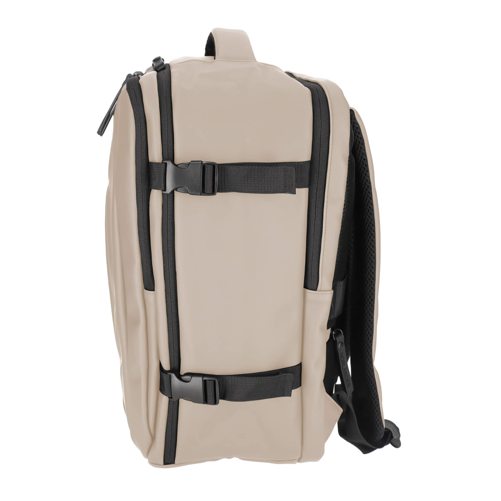 Een beige rugzak met zwarte ritsen en gespen.