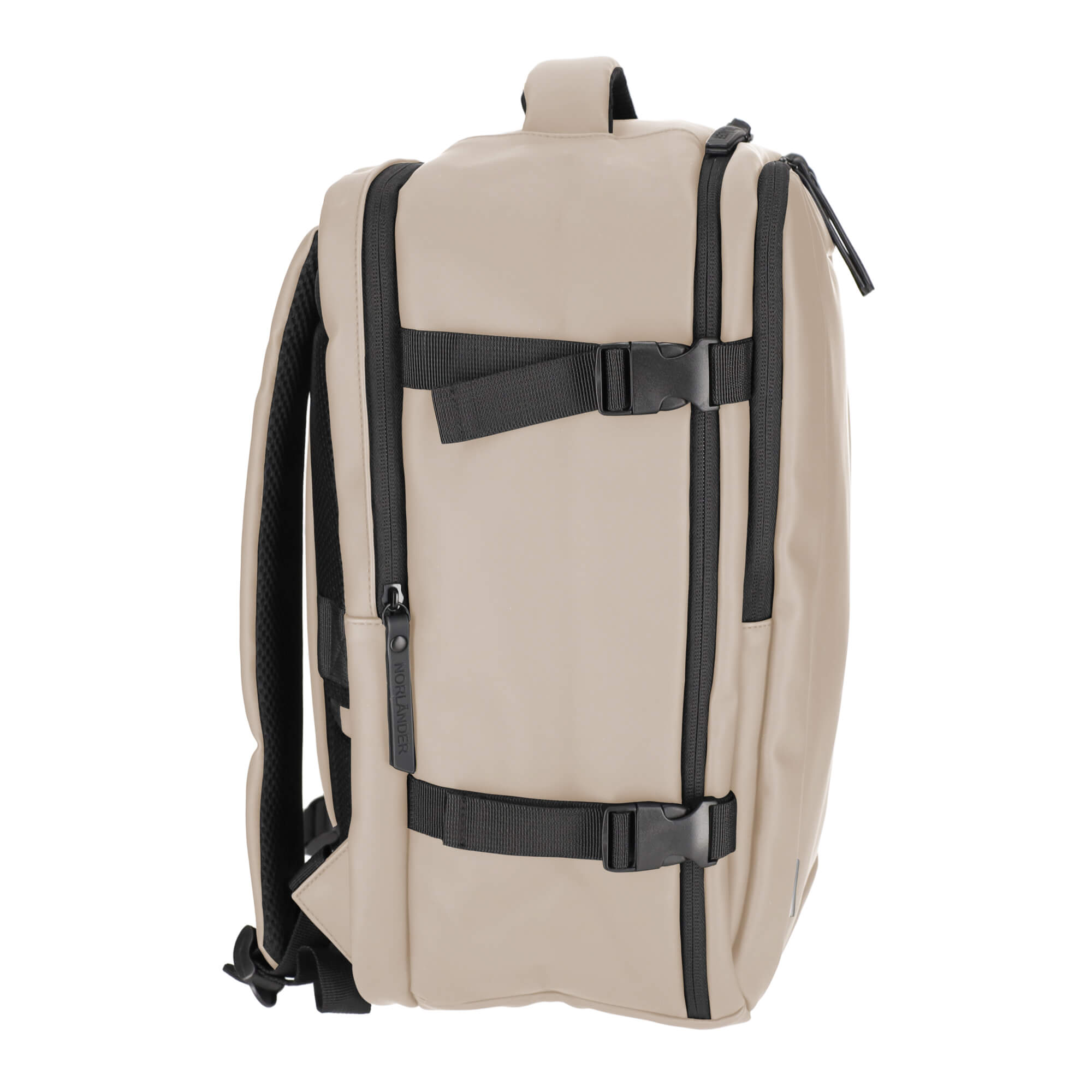 Een beige rugzak van opzij met zwarte banden en gespen.