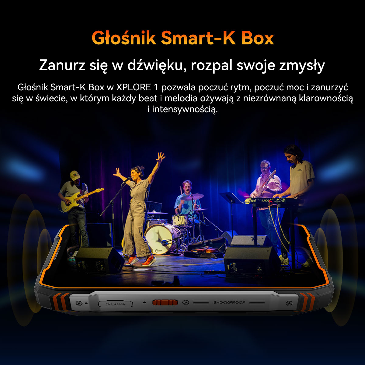 Zespół gra na scenie, smartfon pokazany na pierwszym planie.