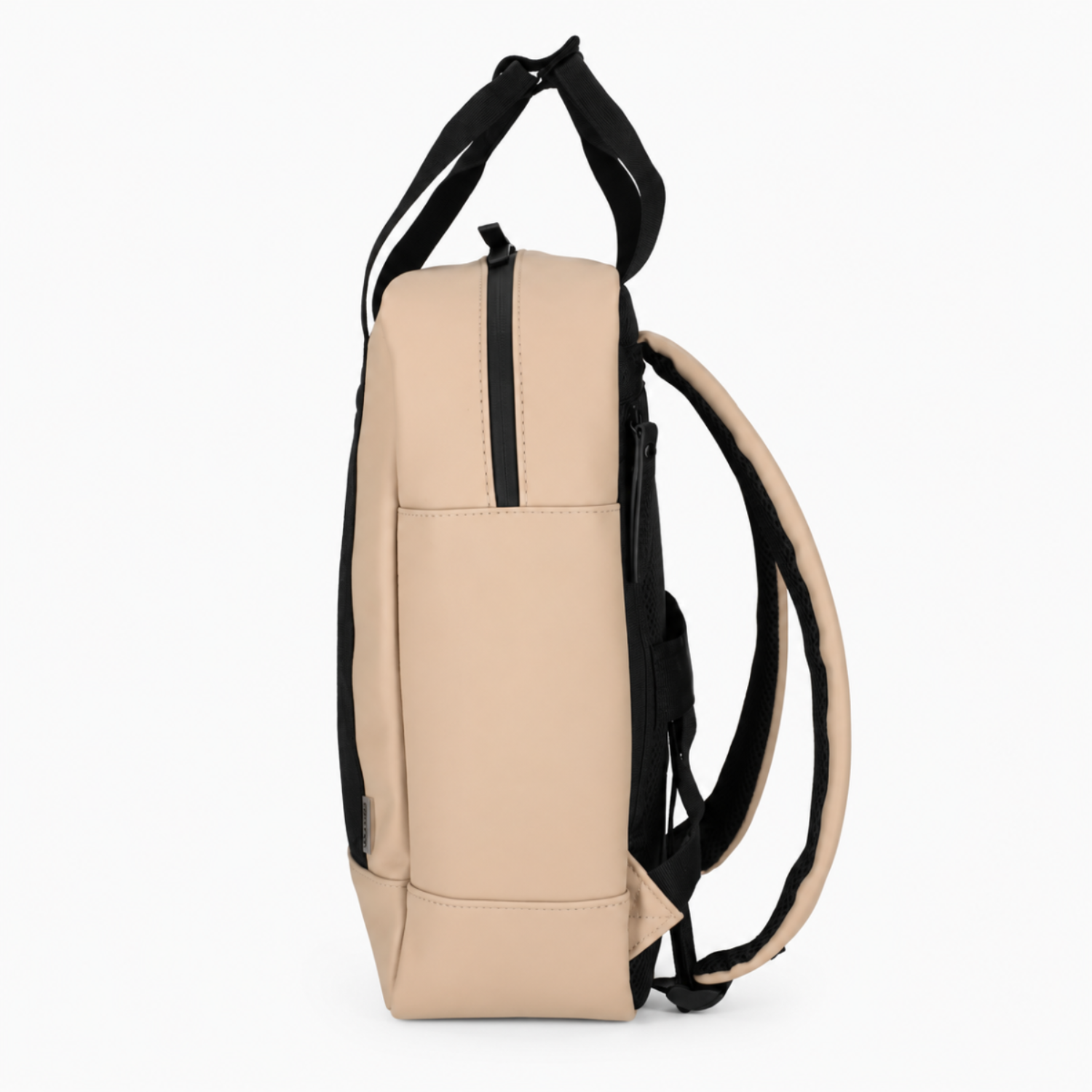 Een beige rugzak van de zijkant met zwarte banden en rits.