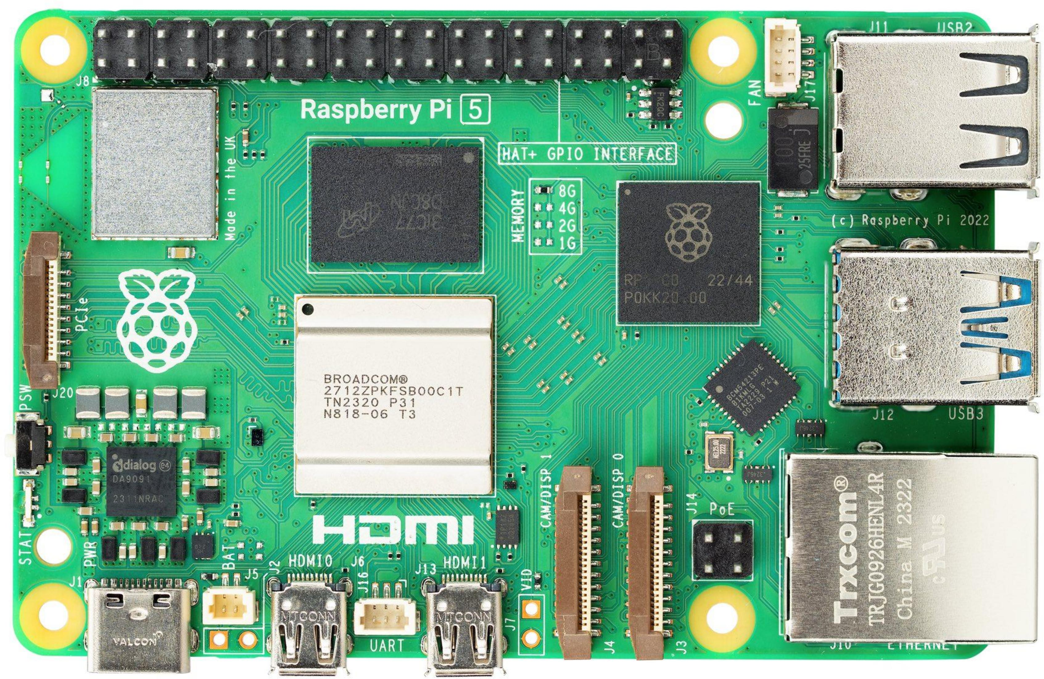 Scheda verde Raspberry Pi 5 con porte come USB, HDMI, Ethernet e GPIO.