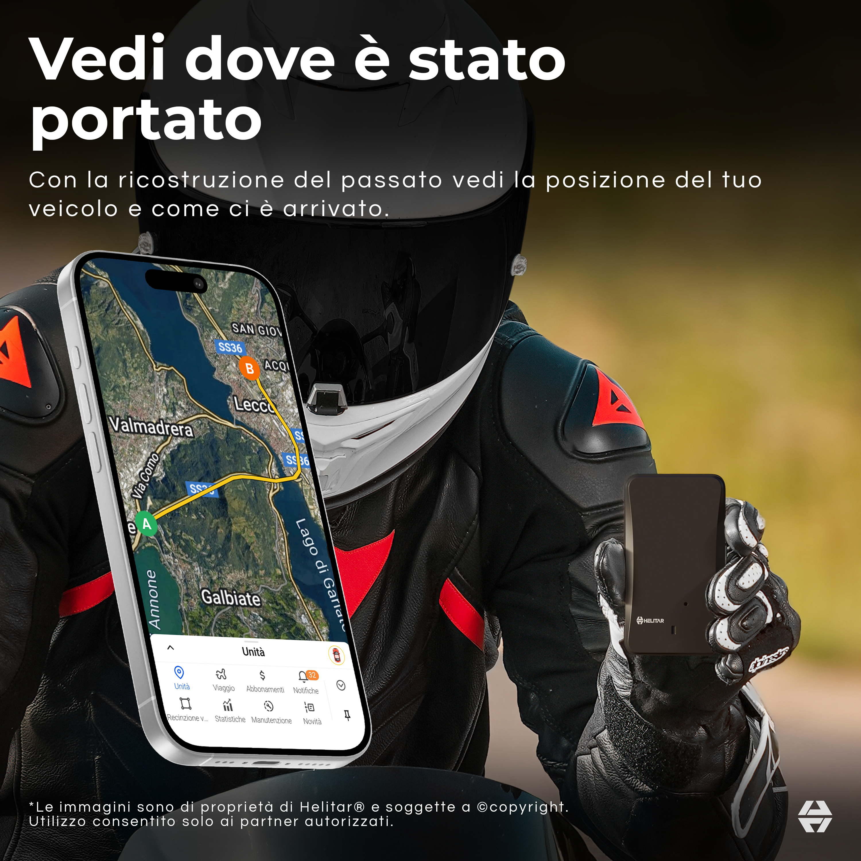 Un motociclista tiene uno smartphone con una mappa e un piccolo dispositivo nero.