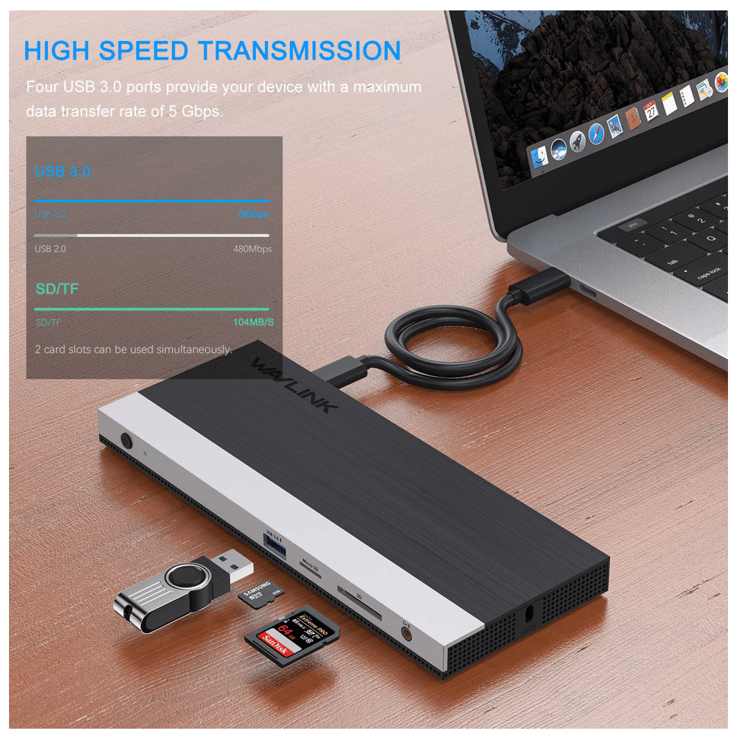 Een USB-hub met een laptop, SD-kaarten en een USB-stick op een houten tafel.