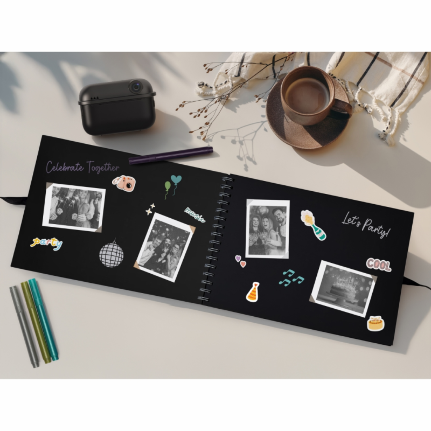 Een open scrapboek met feestfoto's, koffie en een camera.