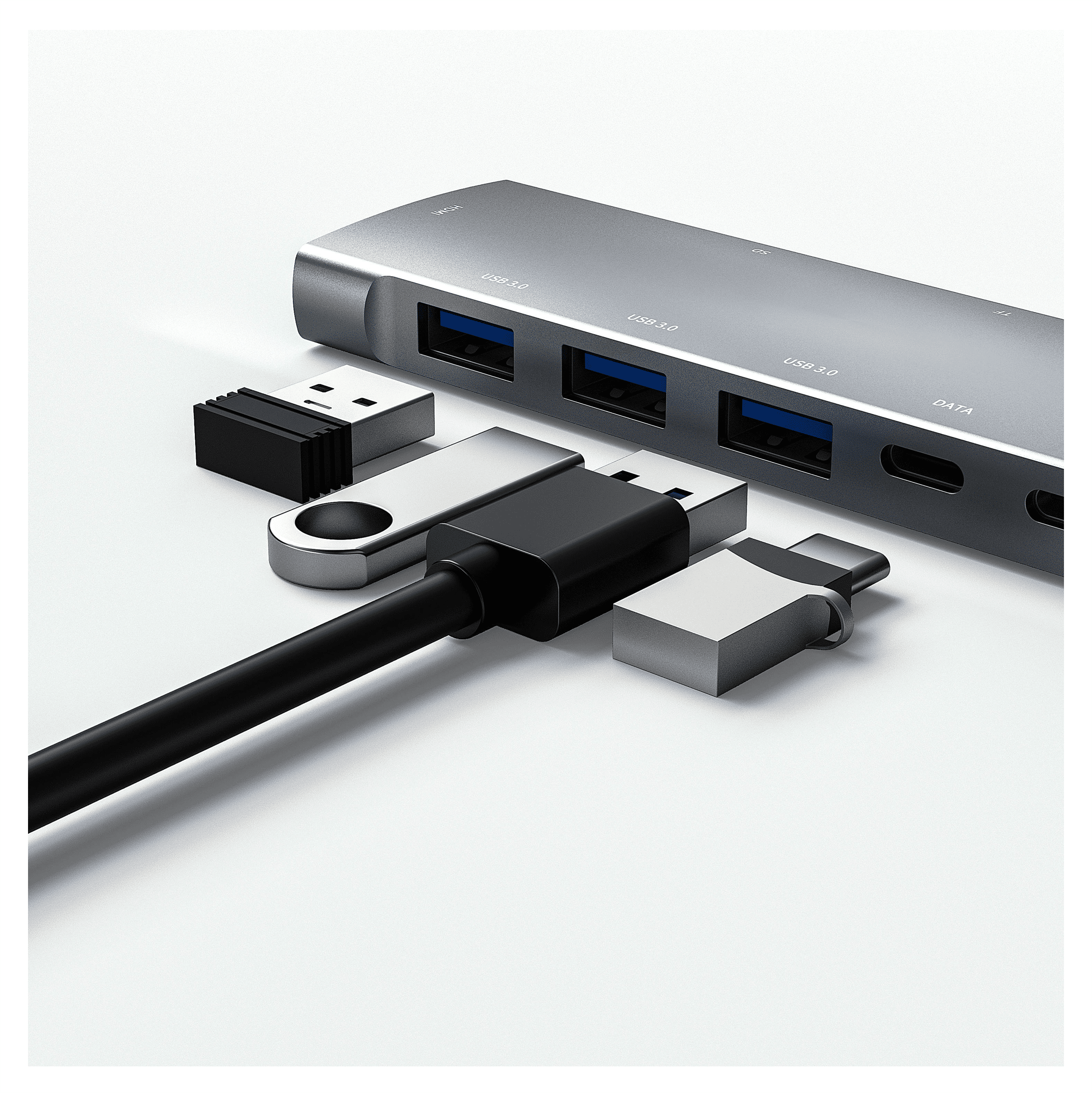Zilveren USB-C hub met kabels en adapters op witte achtergrond.