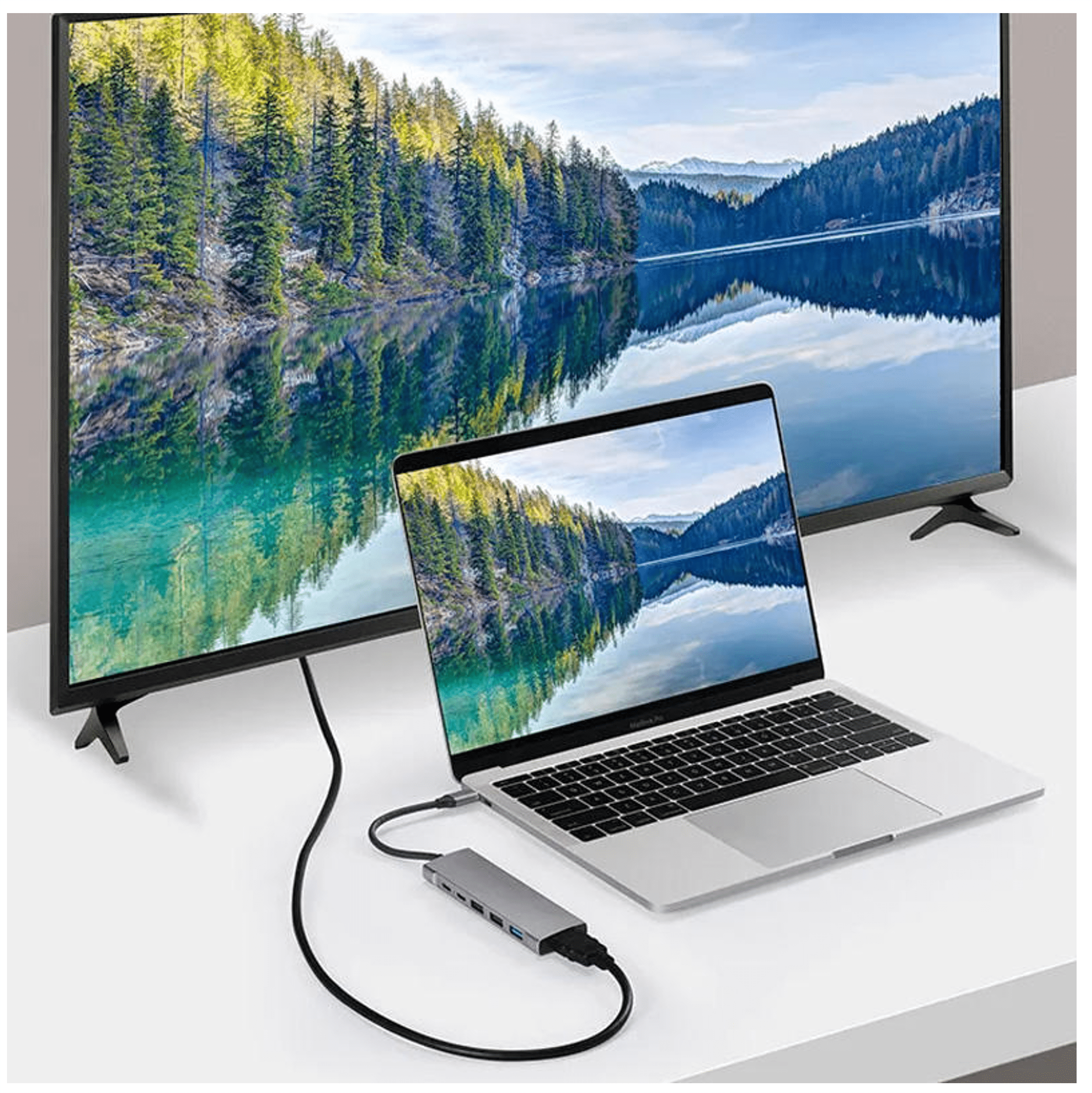Een laptop is via een hub verbonden met een grote tv.