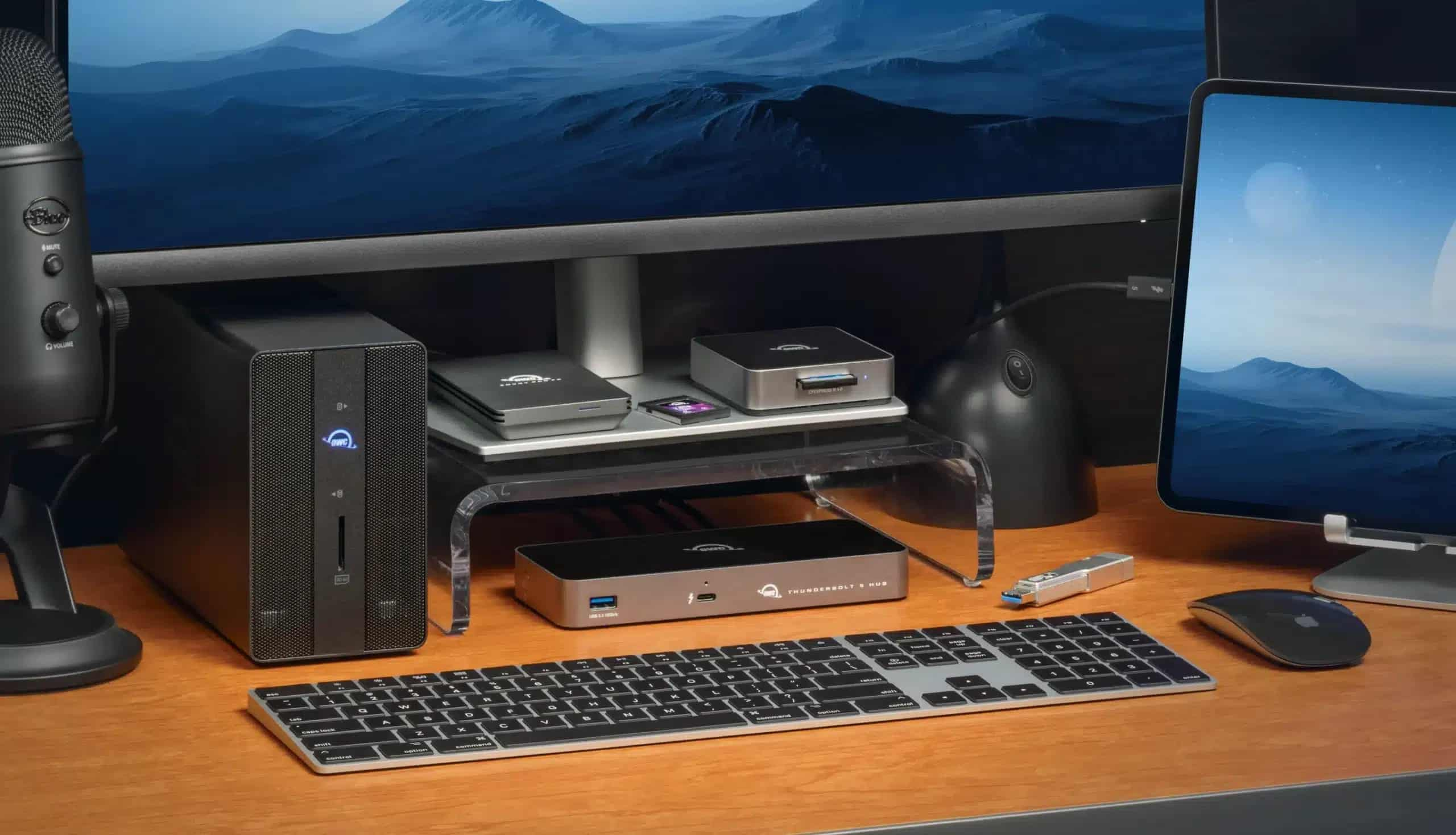 Een bureau-opstelling met microfoon, toren, monitor, toetsenbord en muizen.