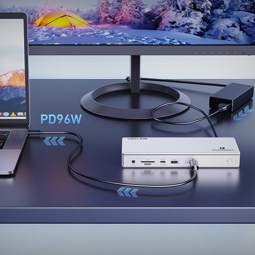 Laptop aangesloten op een wit Thunderbolt-dock, PD96W-tekst zichtbaar.