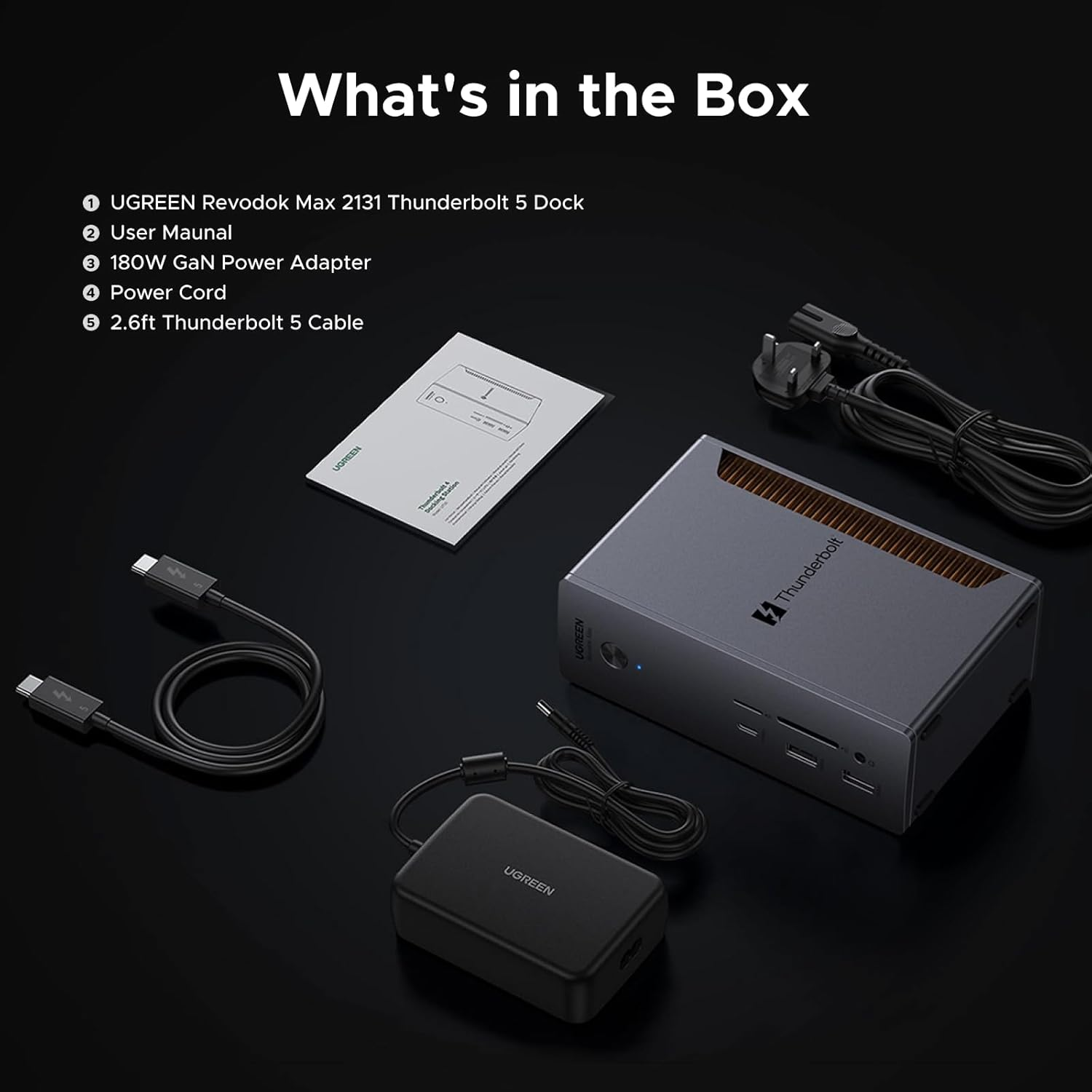 Doosinhoud: Dock, stroomadapter, kabels, handleiding. Alles op zwarte achtergrond.