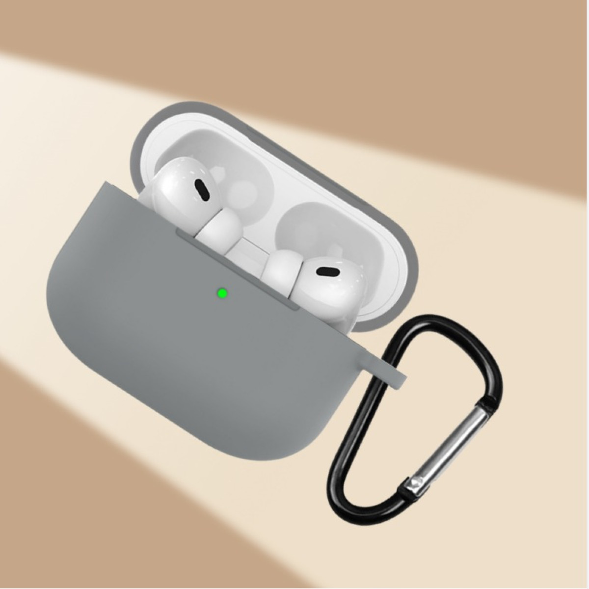 Graues AirPod-Case mit weißen AirPods und einem Karabinerhaken.