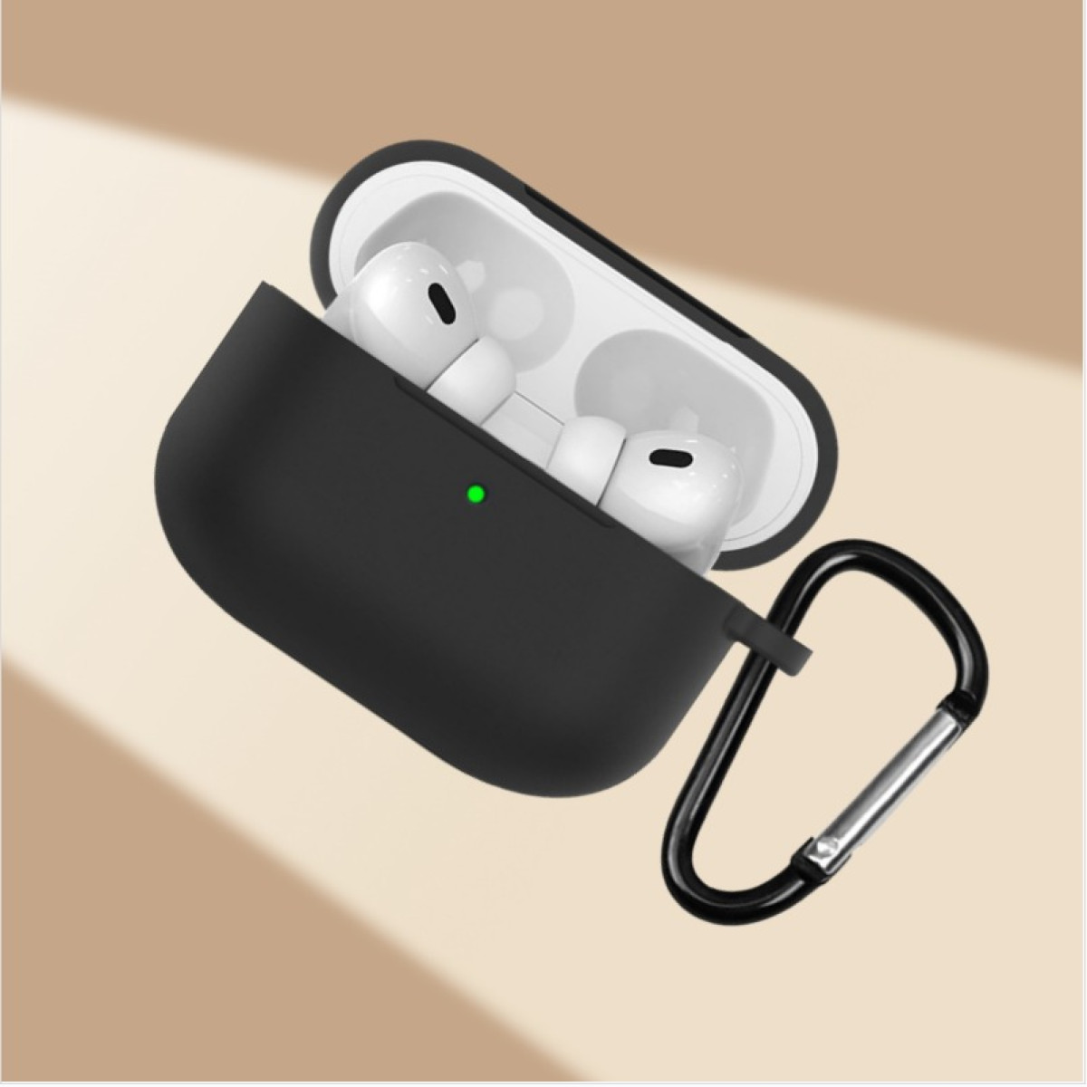 Schwarzes AirPod-Etui mit offenen Deckel und weißen AirPods. Ein Karabiner ist angebracht.