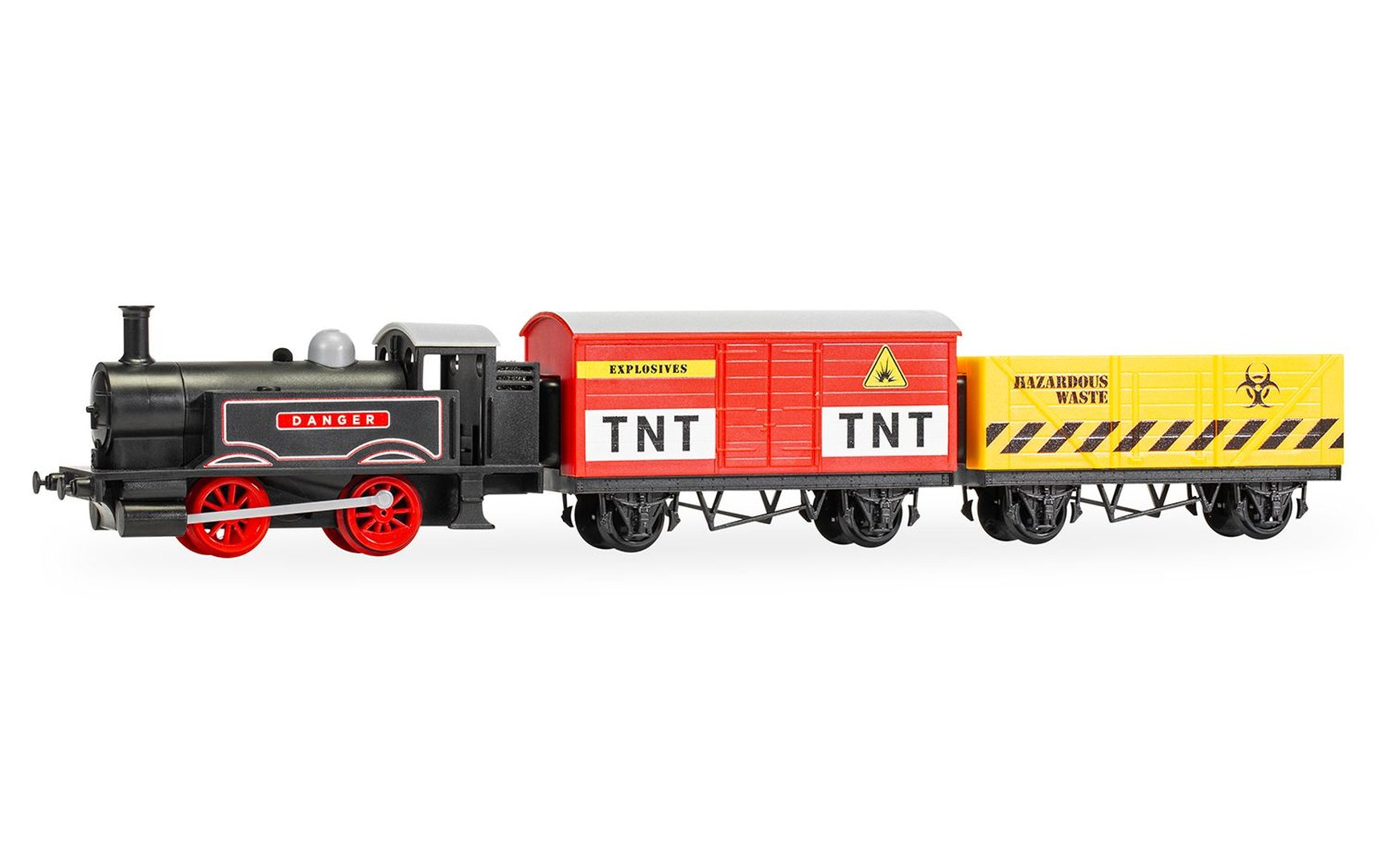 Czarna lokomotywa zabawkowa z czerwonymi kołami, czerwony wagon z napisem TNT i żółty wagon z napisem Odpady Niebezpieczne.