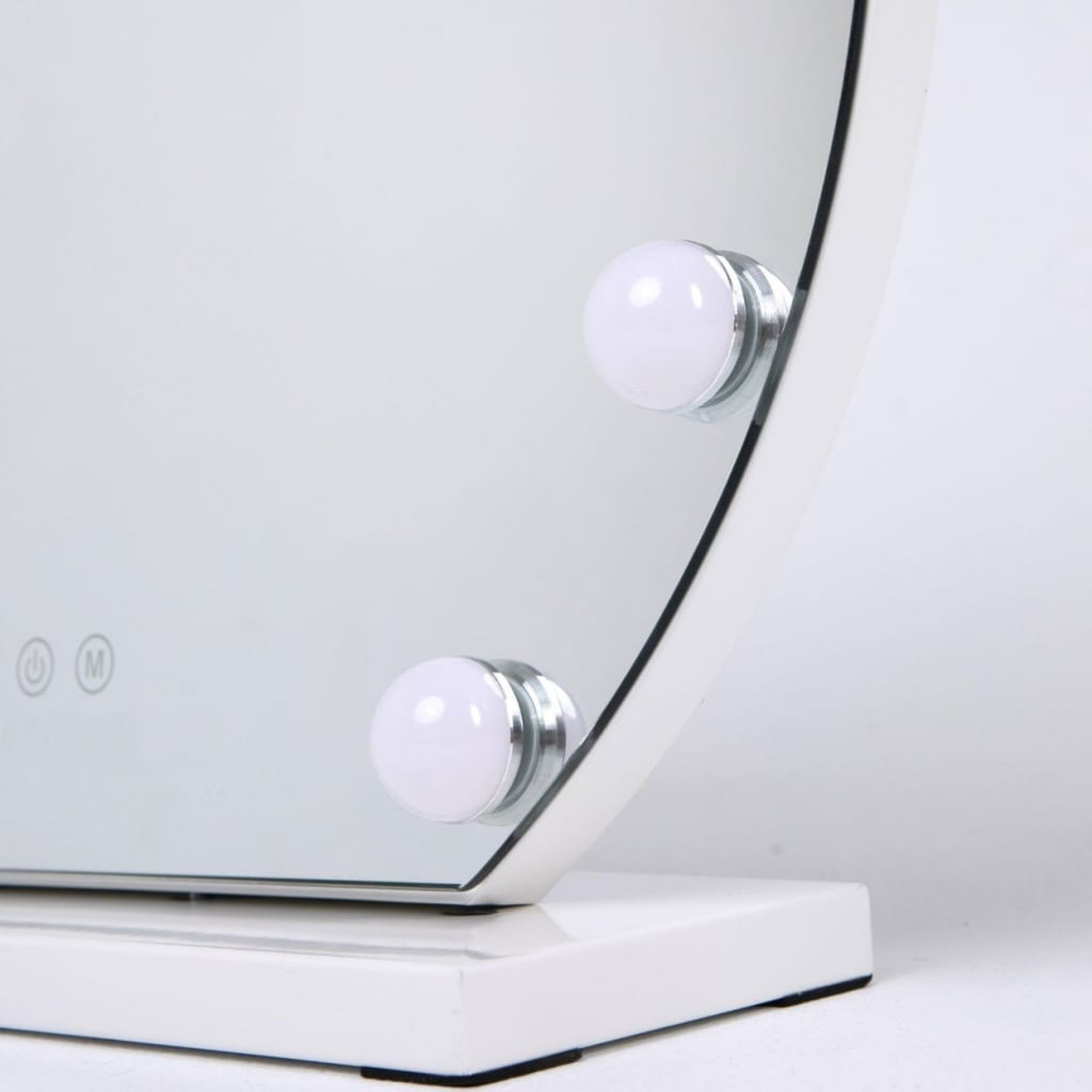 Uno specchio per il trucco bianco con luci e controlli touch.