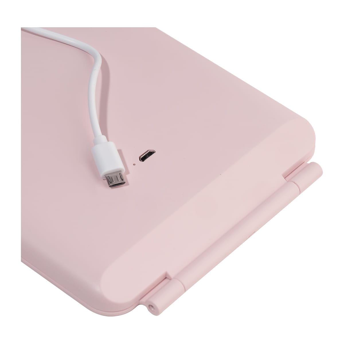 Uno specchio compatto rosa con un cavo USB bianco collegato alla sua porta di ricarica.