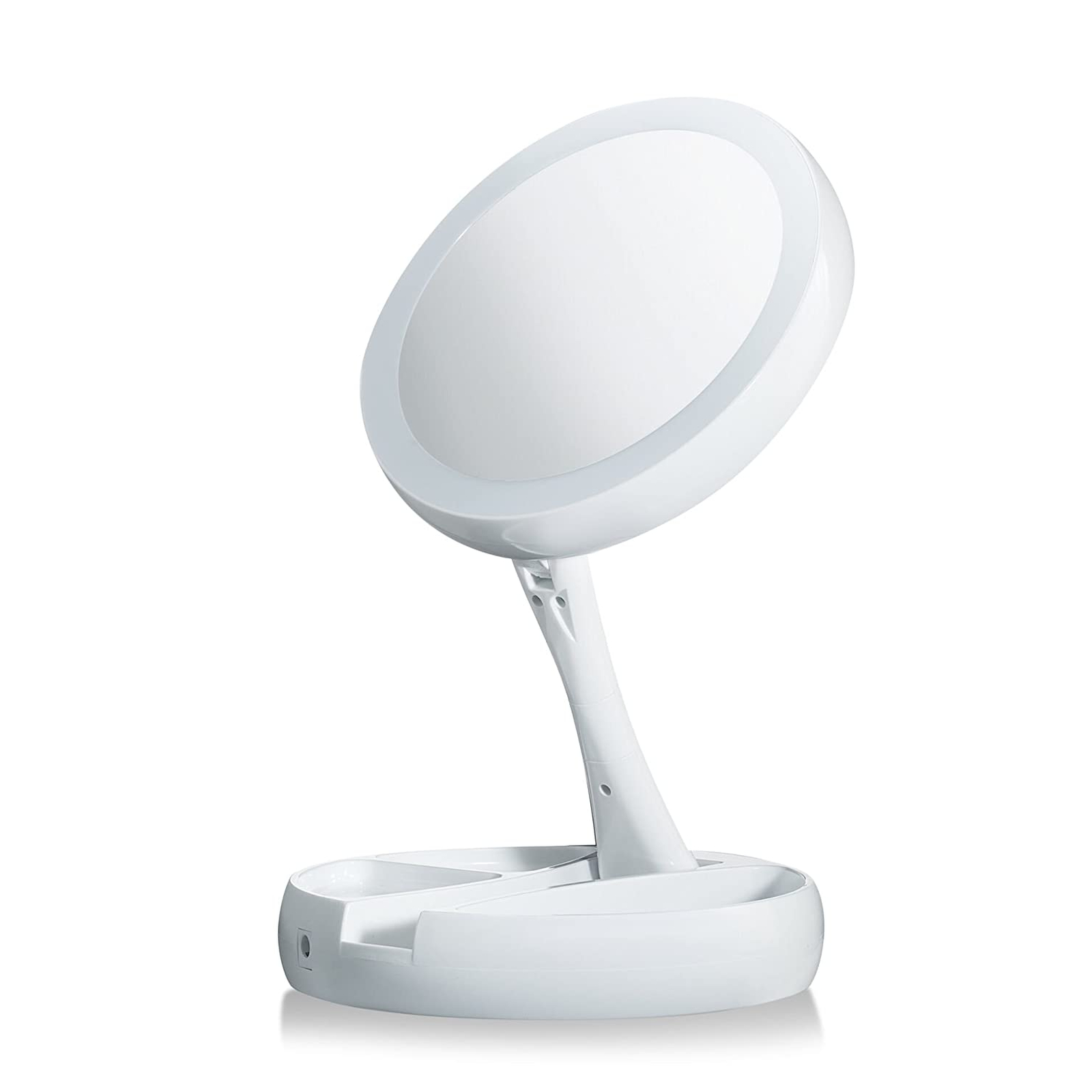 Uno specchio per trucco bianco a LED con vassoio portaoggetti.