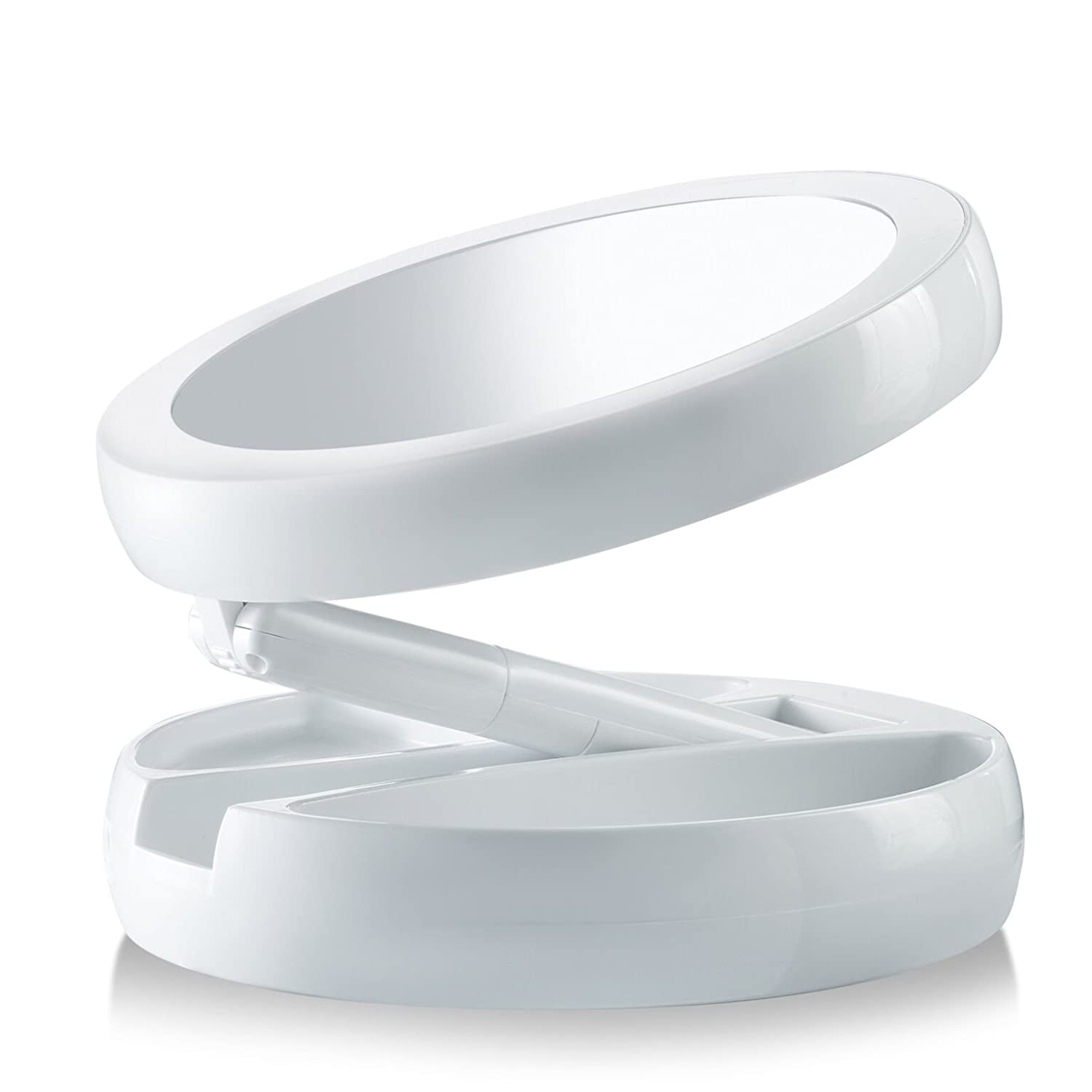 Uno specchio per trucco bianco con supporto integrato e scomparti.