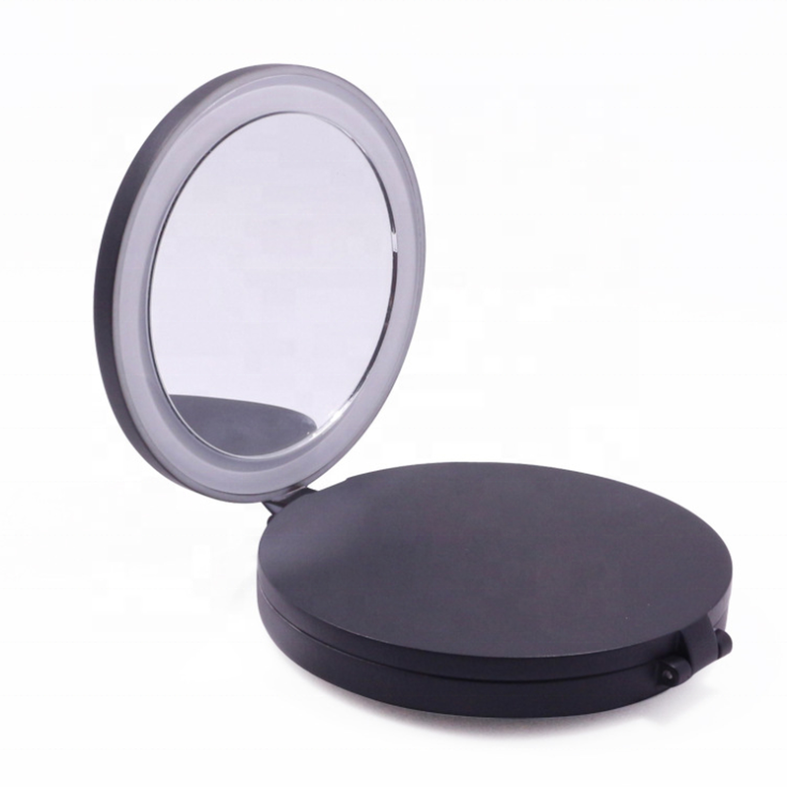 Uno specchio per il trucco nero con luci a LED, aperto su sfondo bianco.