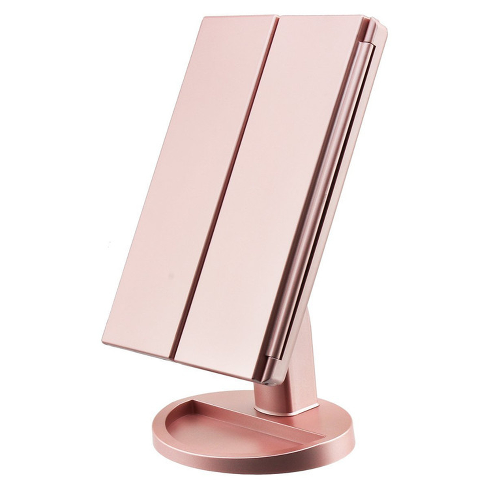 Uno specchio triplo color oro rosa su base rotonda, leggermente inclinato.