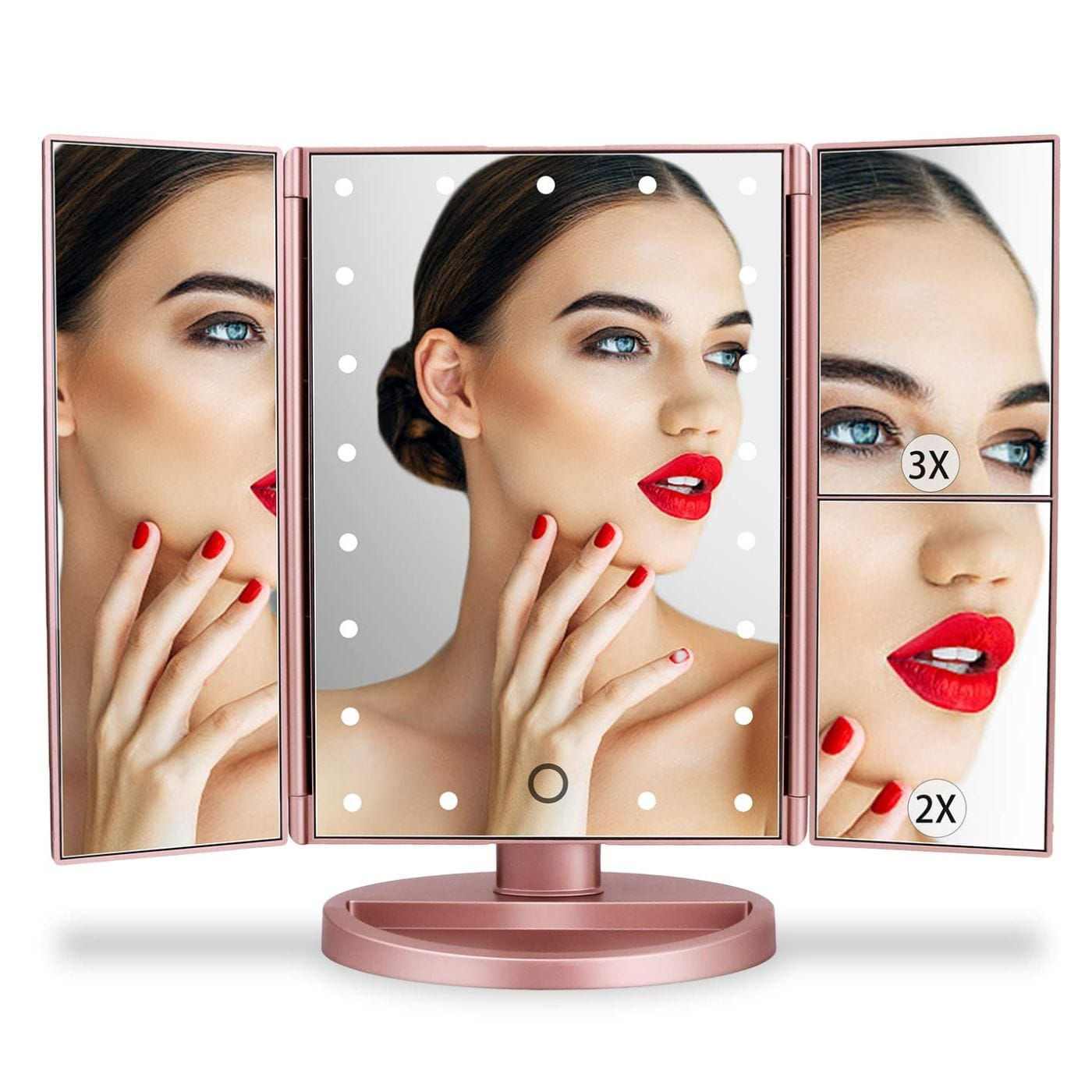 Uno specchio per il trucco triplo pieghevole con luci LED, con una donna con rossetto rosso.
