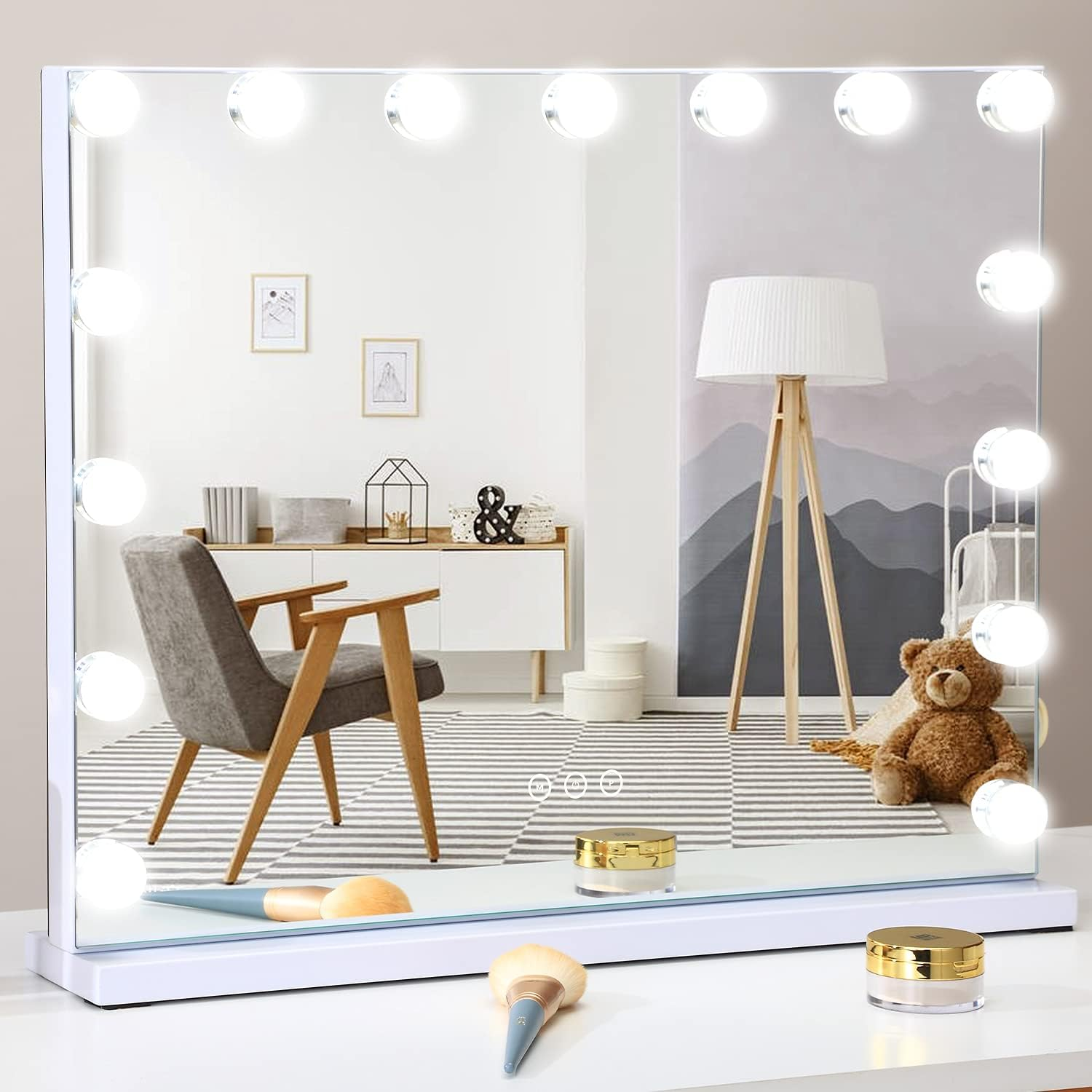 Uno specchio per il trucco illuminato è su un tavolo bianco. Riflessi: sedia, orsacchiotto e lampada.
