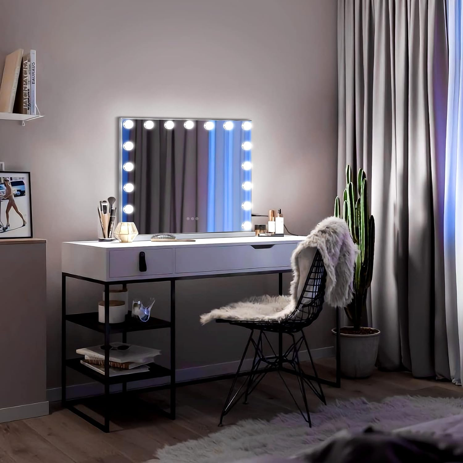 Tavolo da toeletta con specchio illuminato, sedia con pelliccia e cactus.