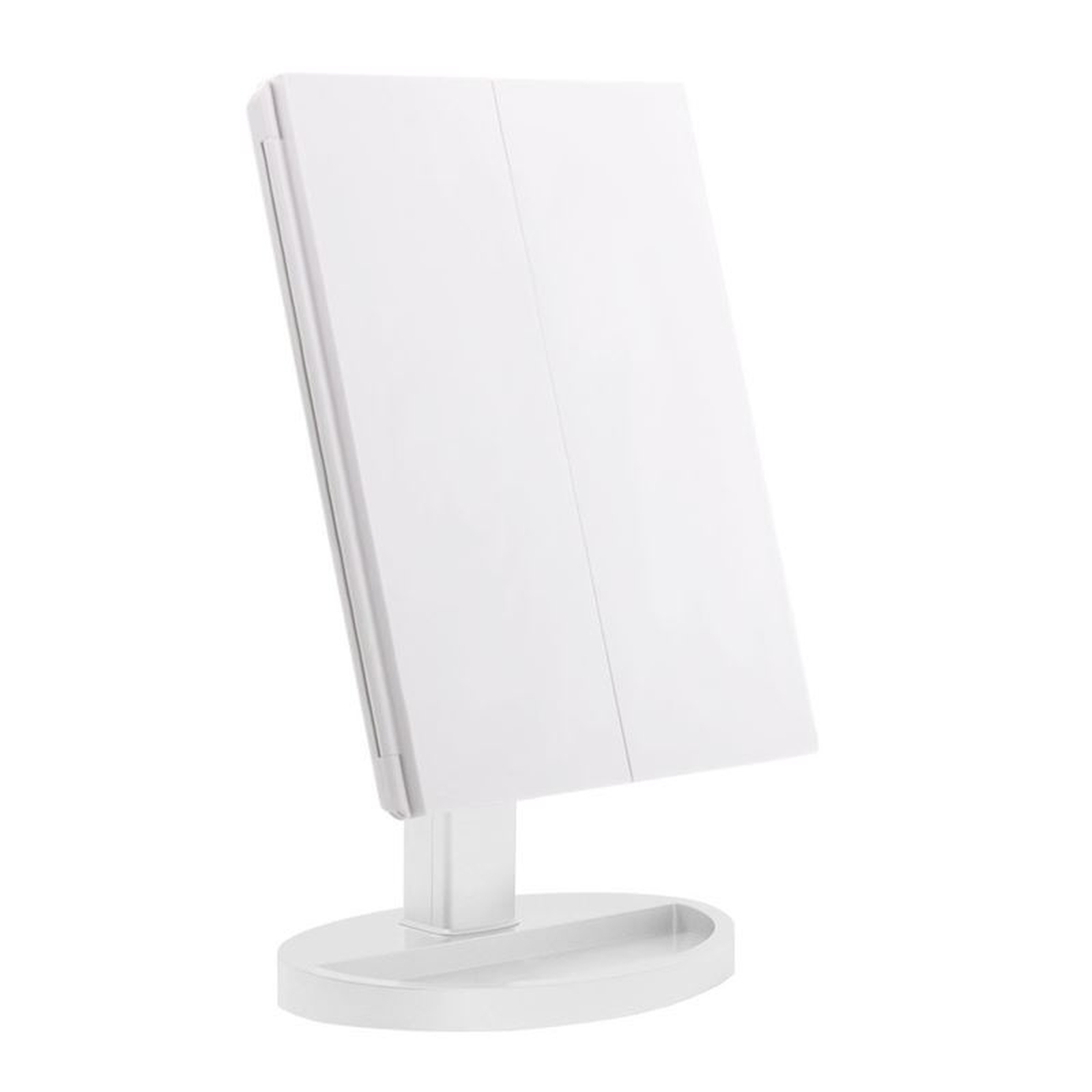 Uno specchio per il trucco bianco con due pannelli pieghevoli su un supporto ovale.