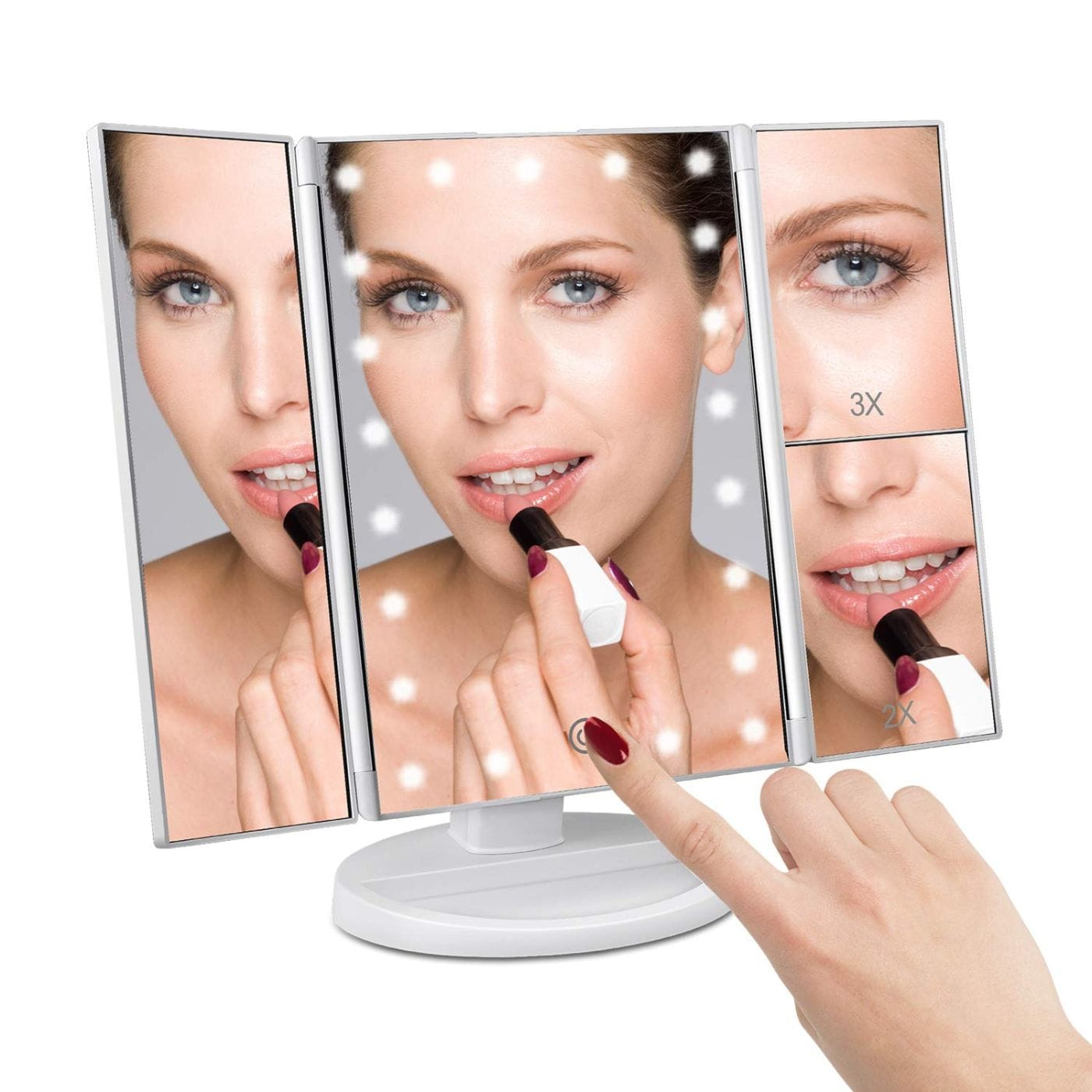 Una donna si applica il rossetto usando un rossetto in uno specchio per il trucco illuminato.