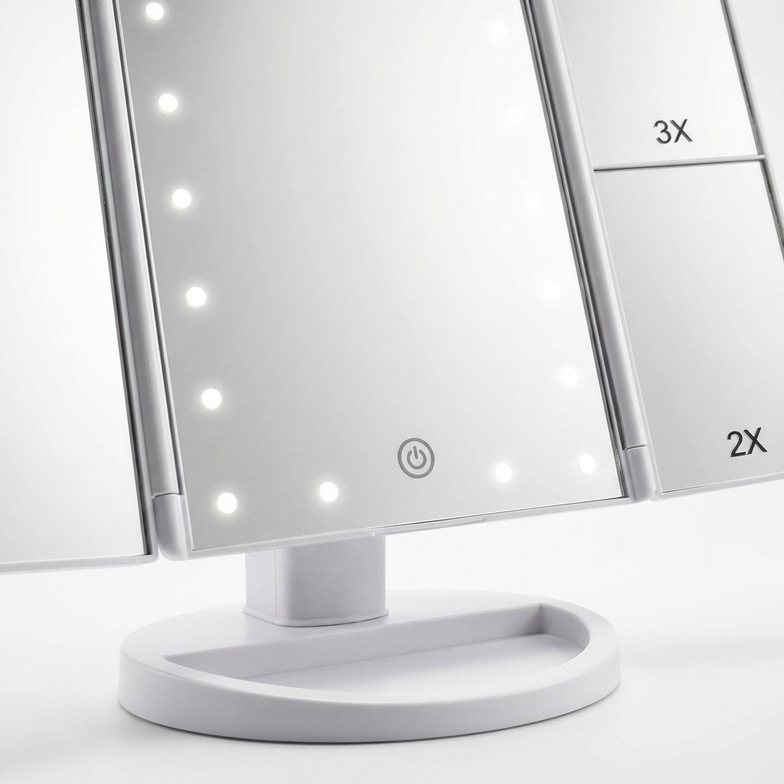 Uno specchio per trucco bianco pieghevole con luci LED ed etichette.