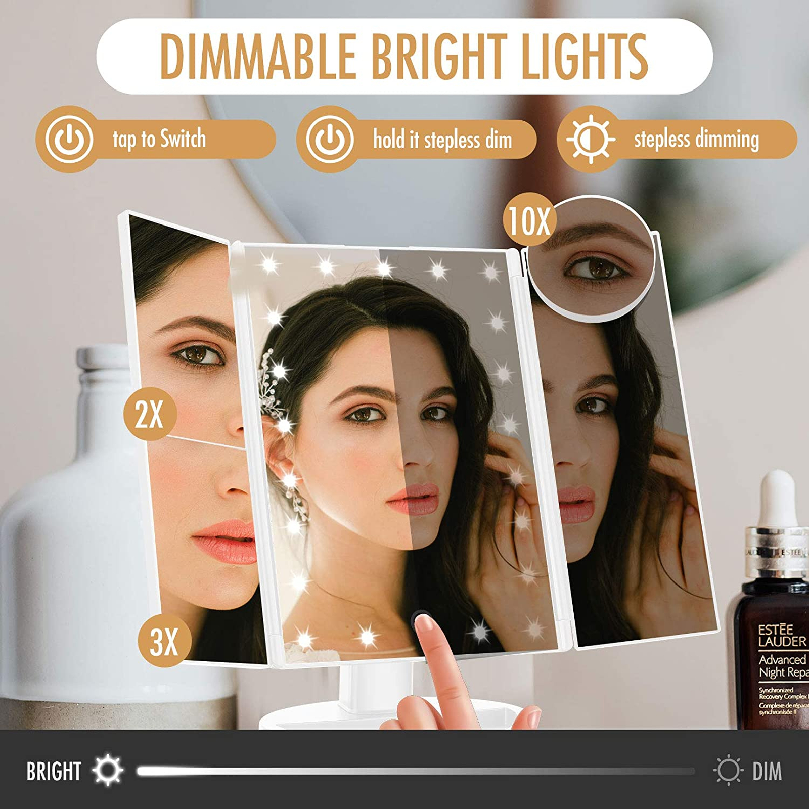 Uno specchio per il trucco a tre ante con luci LED, che mostra il viso di una donna e un siero Estee Lauder.