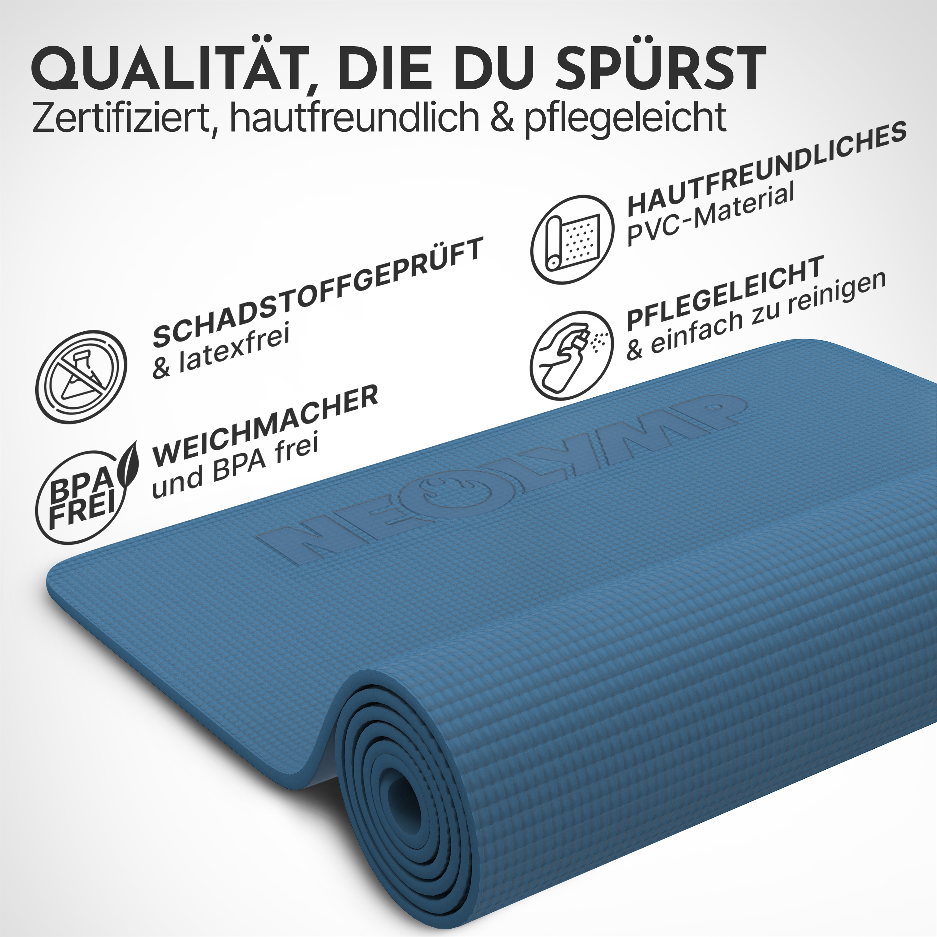 Eine blaue Yogamatte ist aufgerollt und zeigt ihre Textur. Text hebt Qualität hervor.