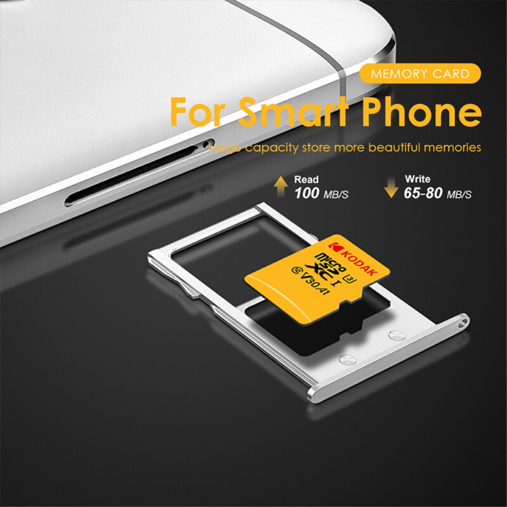 Une carte MicroSD Kodak jaune sur un tiroir SIM à côté d'un smartphone.