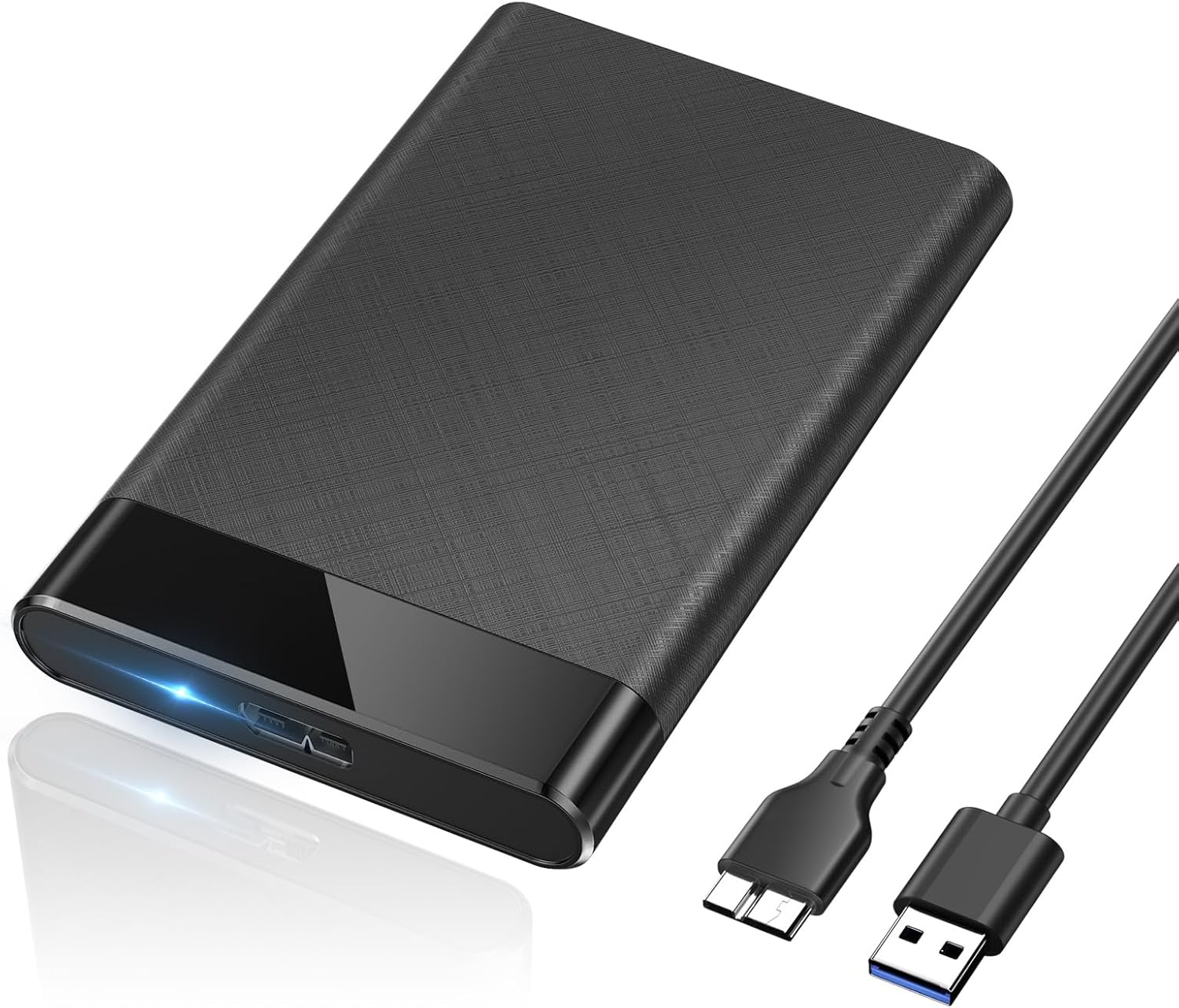 Schwarze externe Festplatte mit USB-C-Kabel auf weißem Hintergrund.