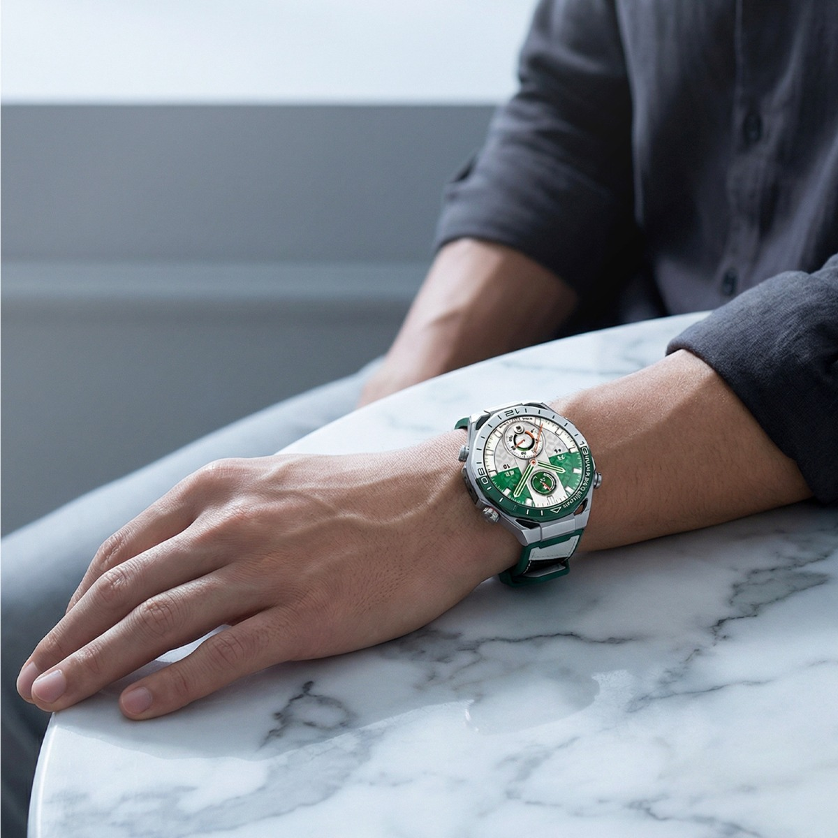 Ein Mann trägt eine Smartwatch mit grünem Zifferblatt und silbernem Armband.