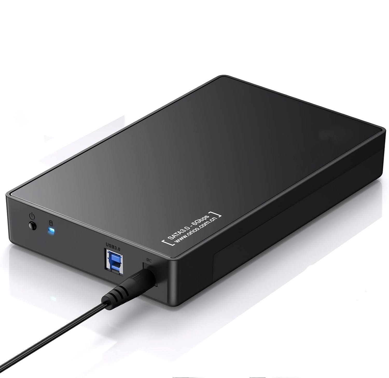 Schwarzes externes Festplattengehäuse mit USB 3.0-Anschluss und angeschlossenem Netzteilkabel.