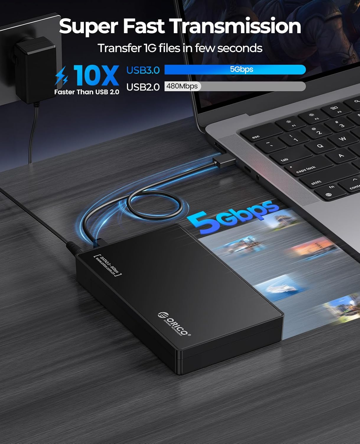 Schwarze externe Festplatte an Laptop per USB angeschlossen, zeigt schnellen Datentransfer.